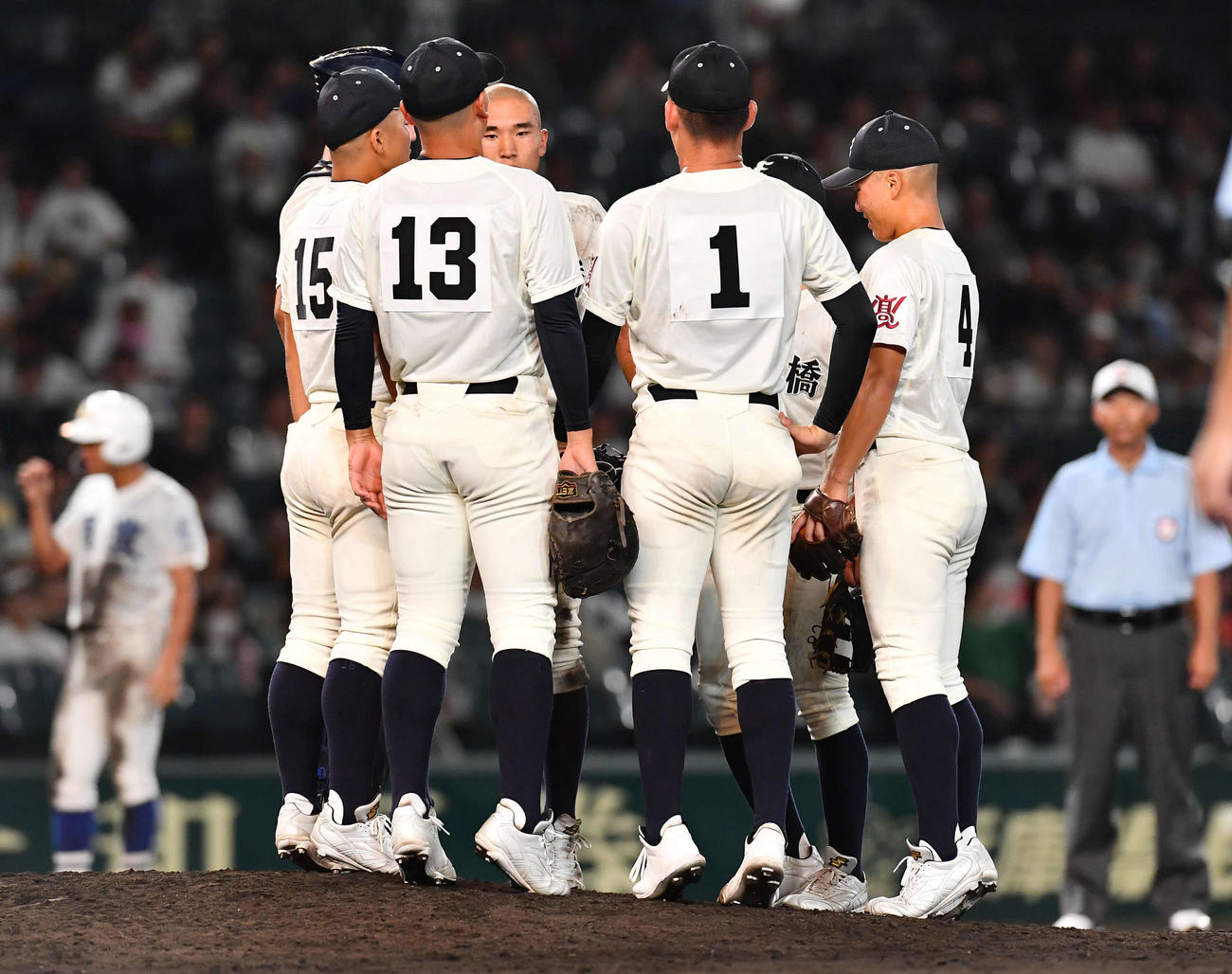 明豊対市船橋　8回表明豊1死二、三塁、マウンドで円陣を組み、背伸びをして一息つく市船橋ナイン（撮影・岩下翔太）