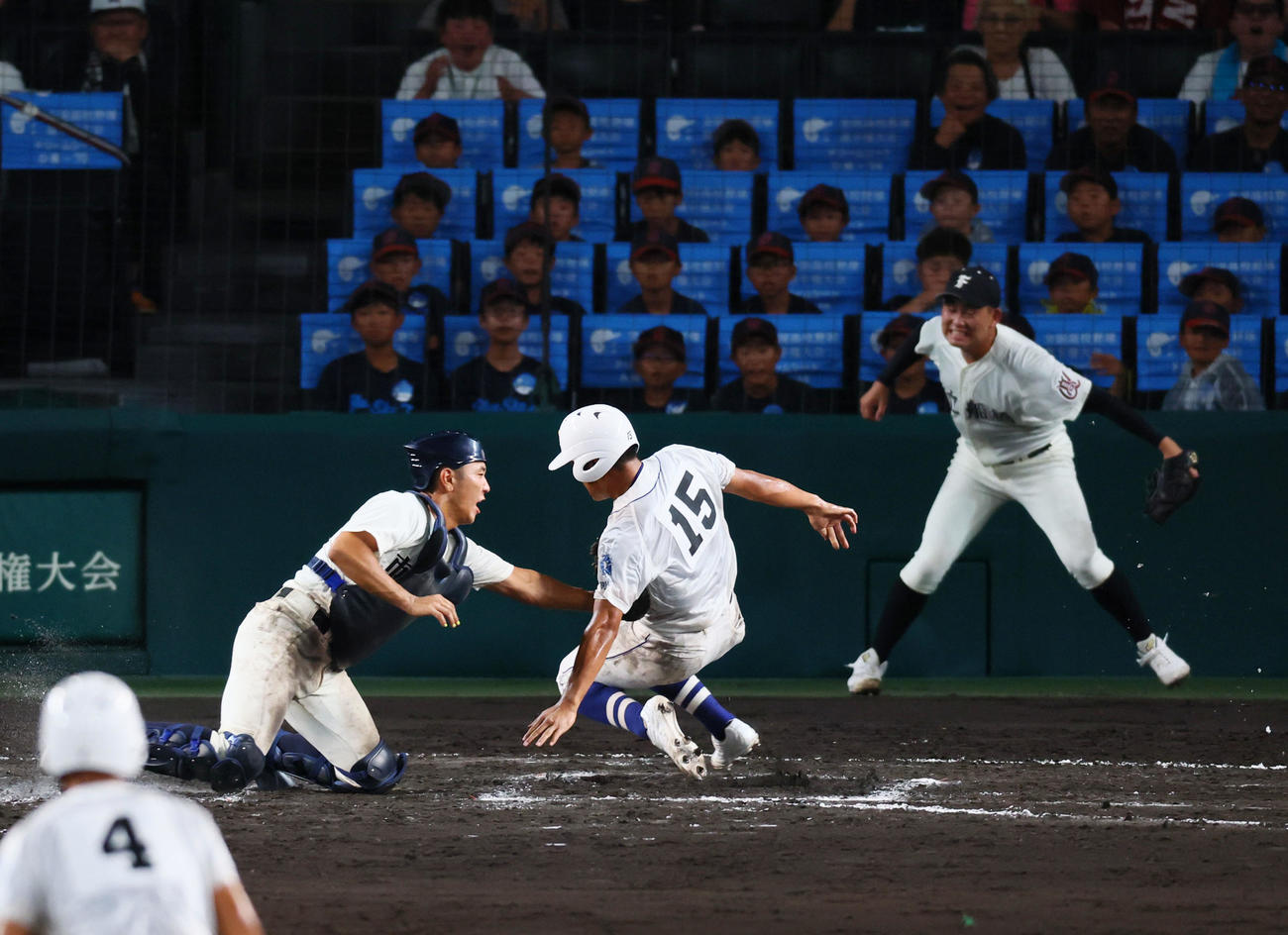 明豊対市船橋　8回表明豊1死二、三塁、辻田拓未の中飛で三走川口が本塁を狙うもタッチアウトになる。捕手花嶋。右は投手川崎（撮影・藤尾明華）