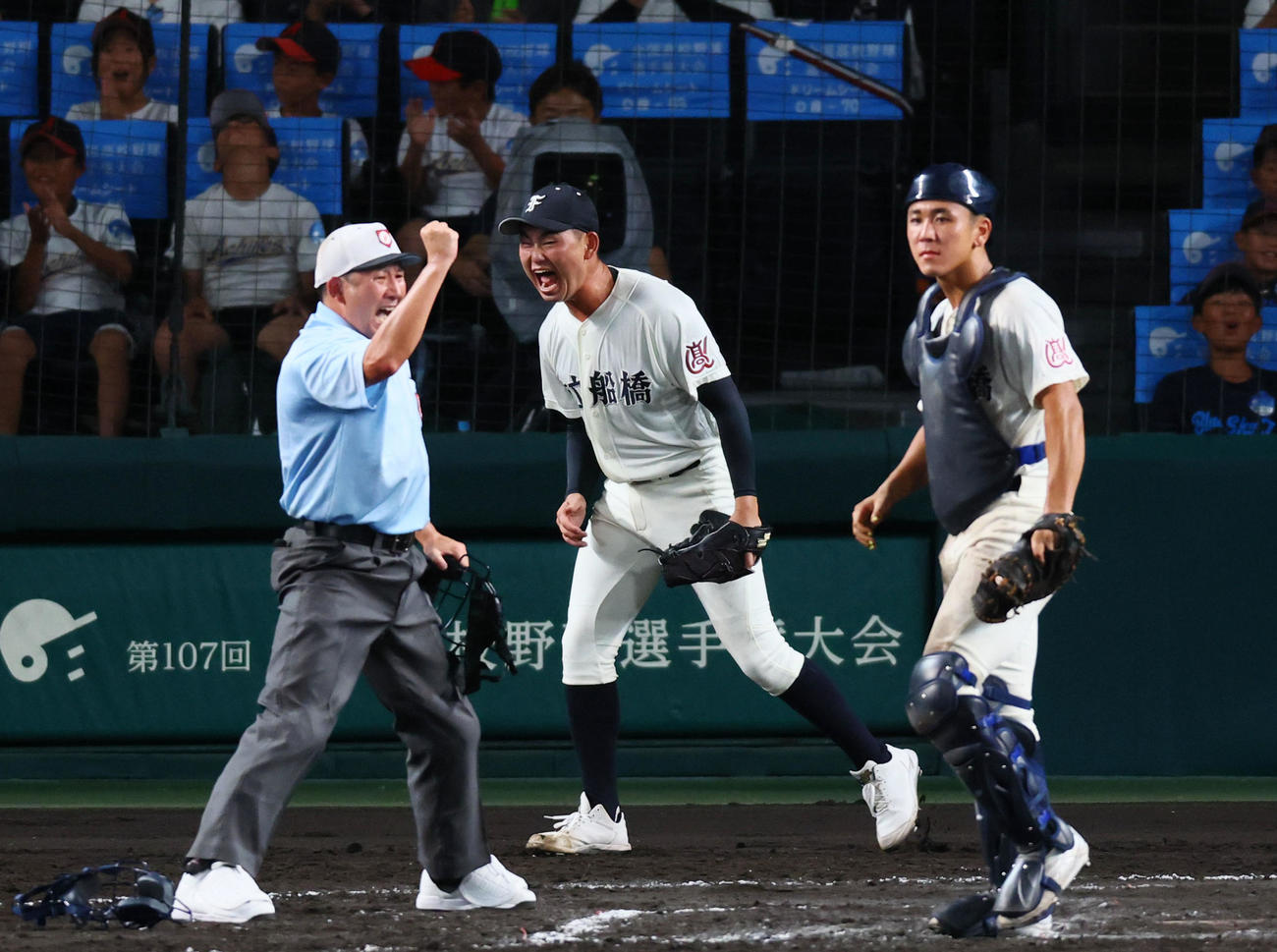 明豊対市船橋　8回表明豊1死二、三塁、辻田の中飛で三走川口が本塁を狙うもタッチアウトにし、ほえる投手川崎。捕手花嶋（撮影・藤尾明華）