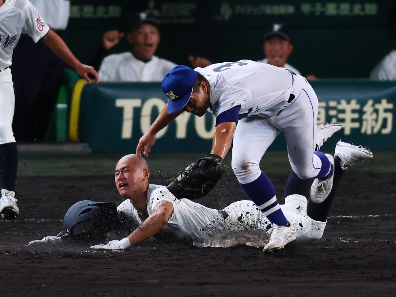 明豊対市船橋　6回表市船橋2死、小島は三ゴロ内野安打を放ちヘッドスライディングする（撮影・藤尾明華）