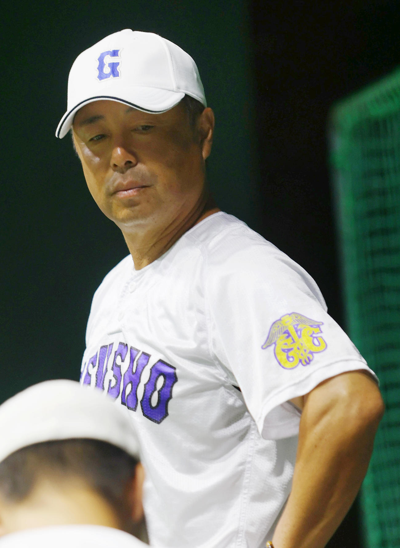 雨天中止となり室内練習を見る県岐阜商の藤井監督（撮影・上山淳一）