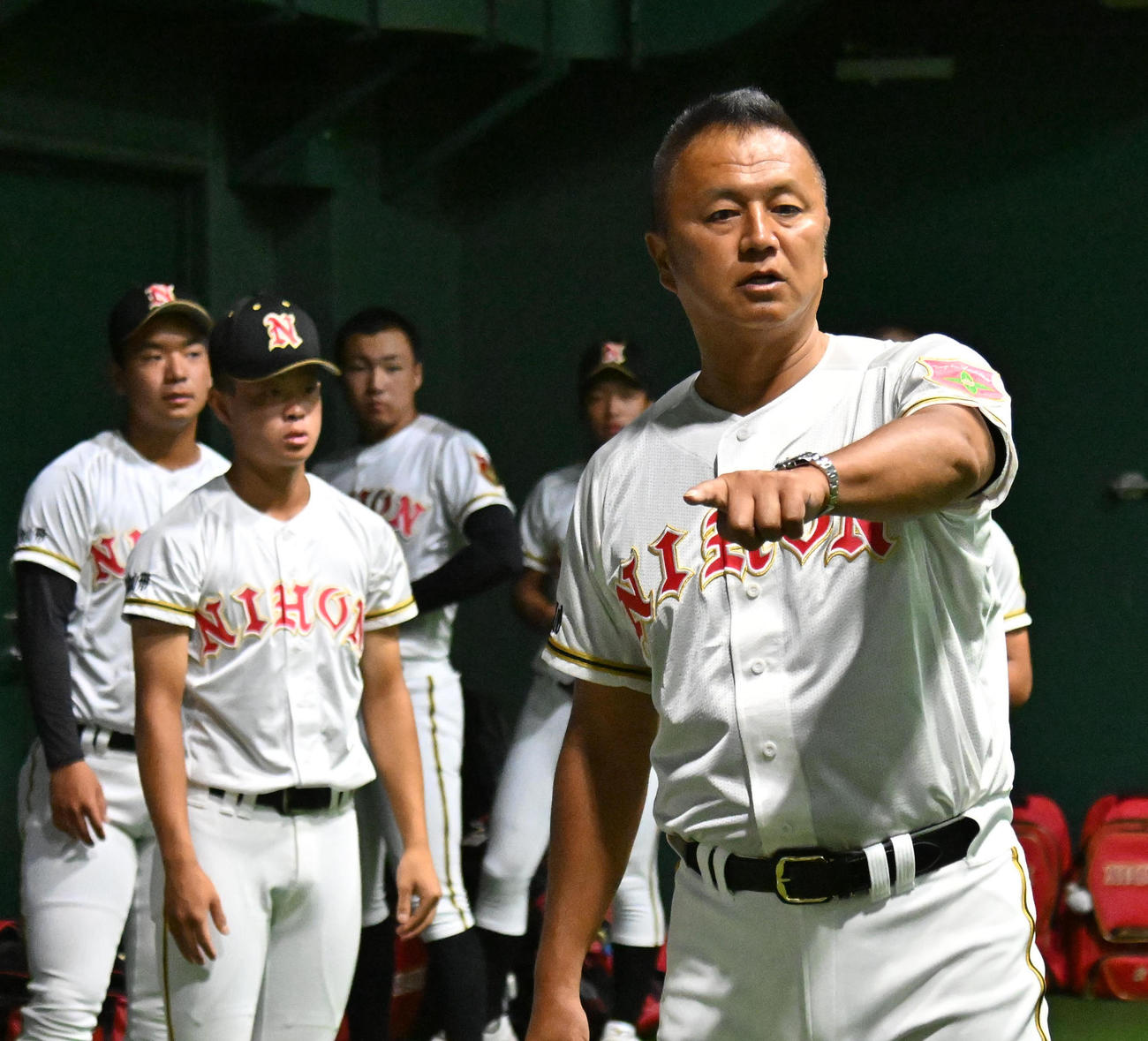 選手らに指示をする日大山形の荒木準也監督（右）（撮影・石井愛子）