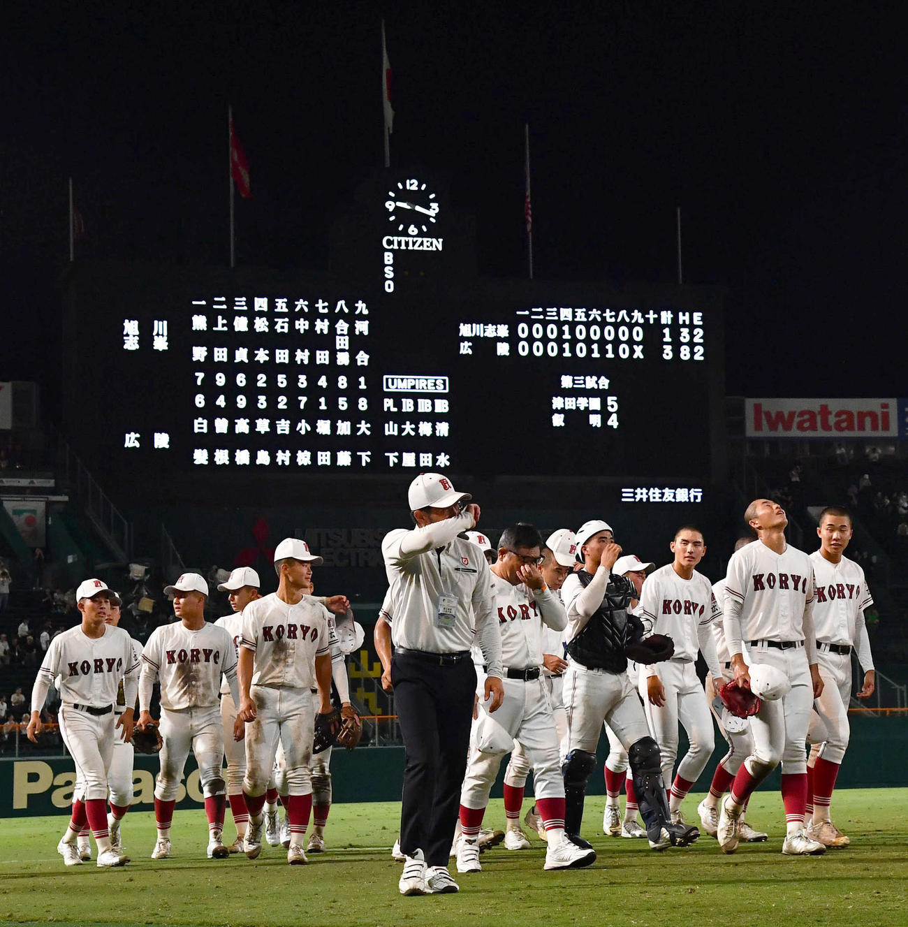 7日の旭川志峯対広陵　応援団へのあいさつを終えた広陵中井監督（中央）は目頭を手でおさえながら引き揚げる（撮影・岩下翔太）