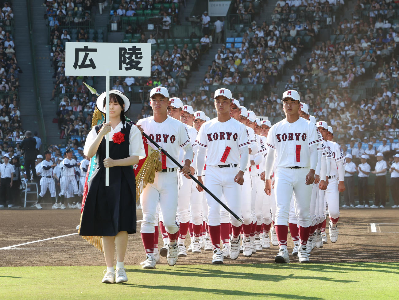 開会式で入場行進する広陵ナイン（2025年8月5日）