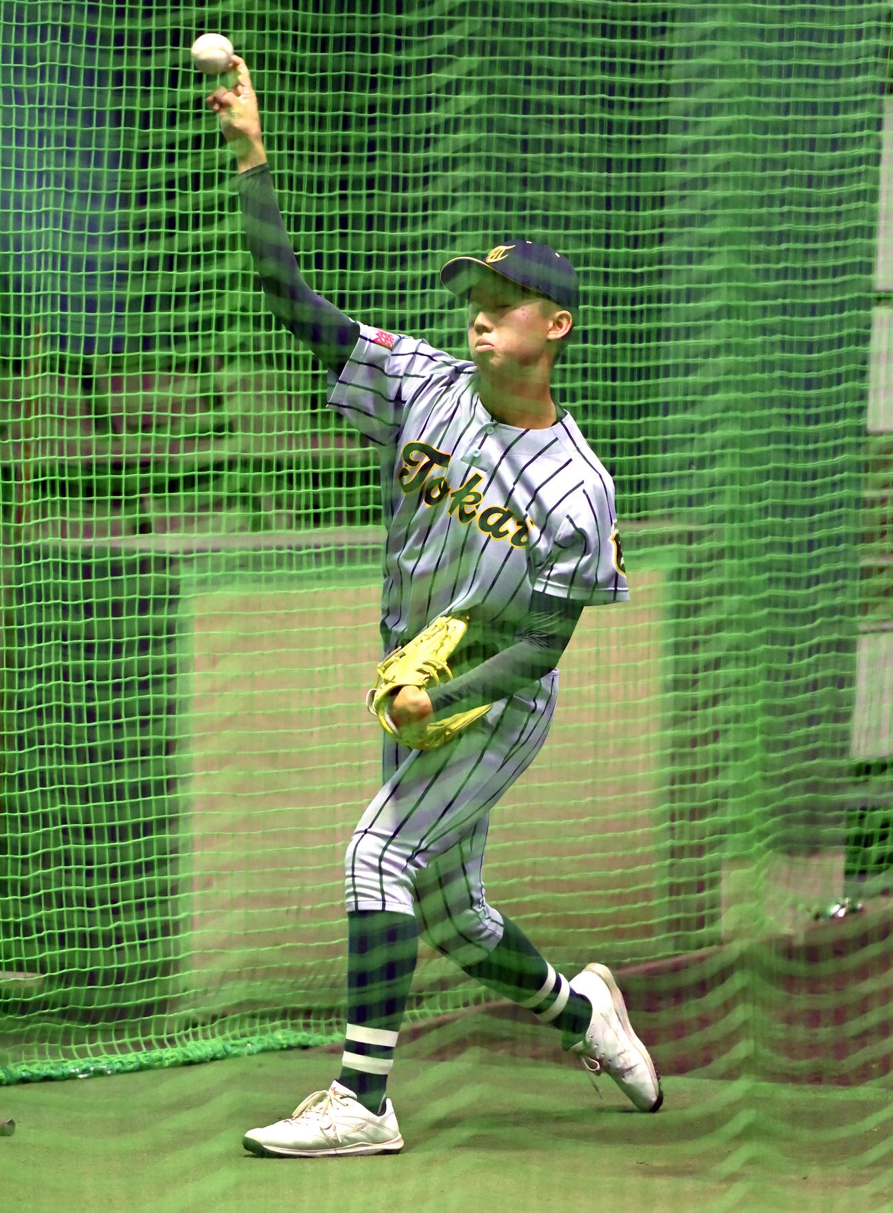 雨天中止のため室内でキャッチボールをする東海大熊本星翔の水野右京（撮影・石井愛子）
