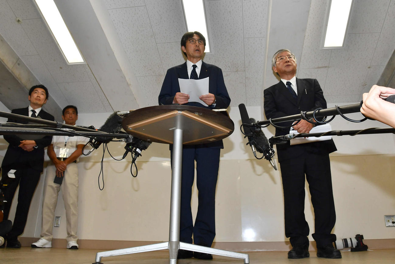 全国高等学校野球選手権大会の出場辞退会見で報道陣に経緯を説明する広陵堀校長（中央）（撮影・岩下翔太）