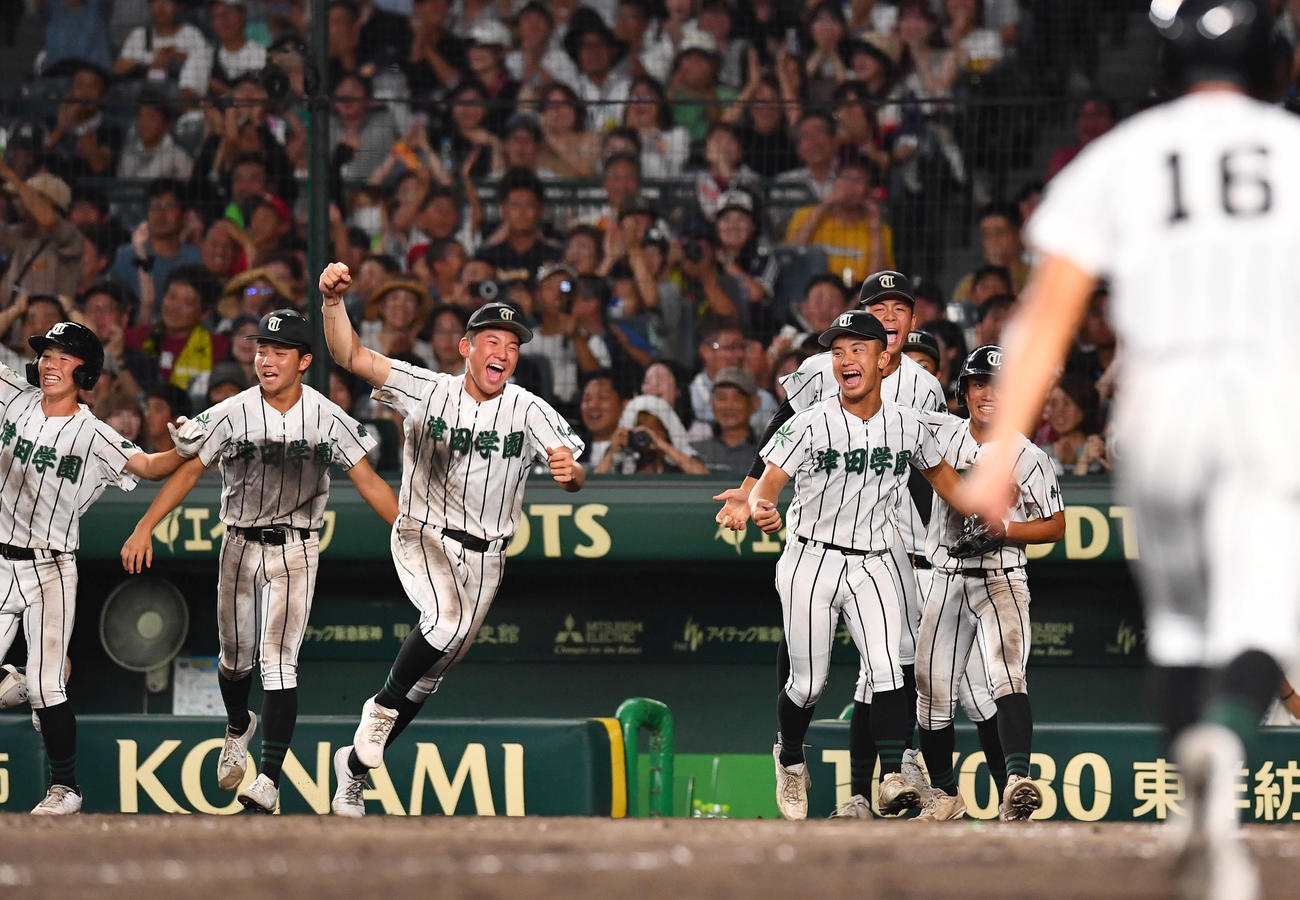 7日、叡明対津田学園　12回裏津田学園無死一、二塁、伊藤の送りバントを叡明の田口が一塁へ悪送球してサヨナラ勝利し、喜びを爆発させる津田学園ナイン