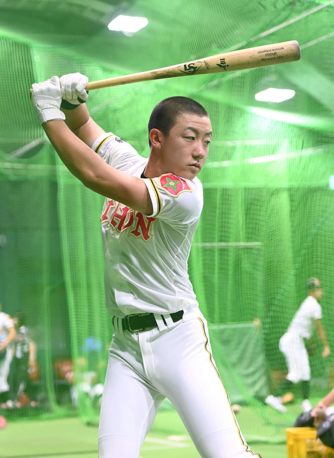 雨天中止のため室内で打撃練習をする日大山形の小林永和（撮影・石井愛子）