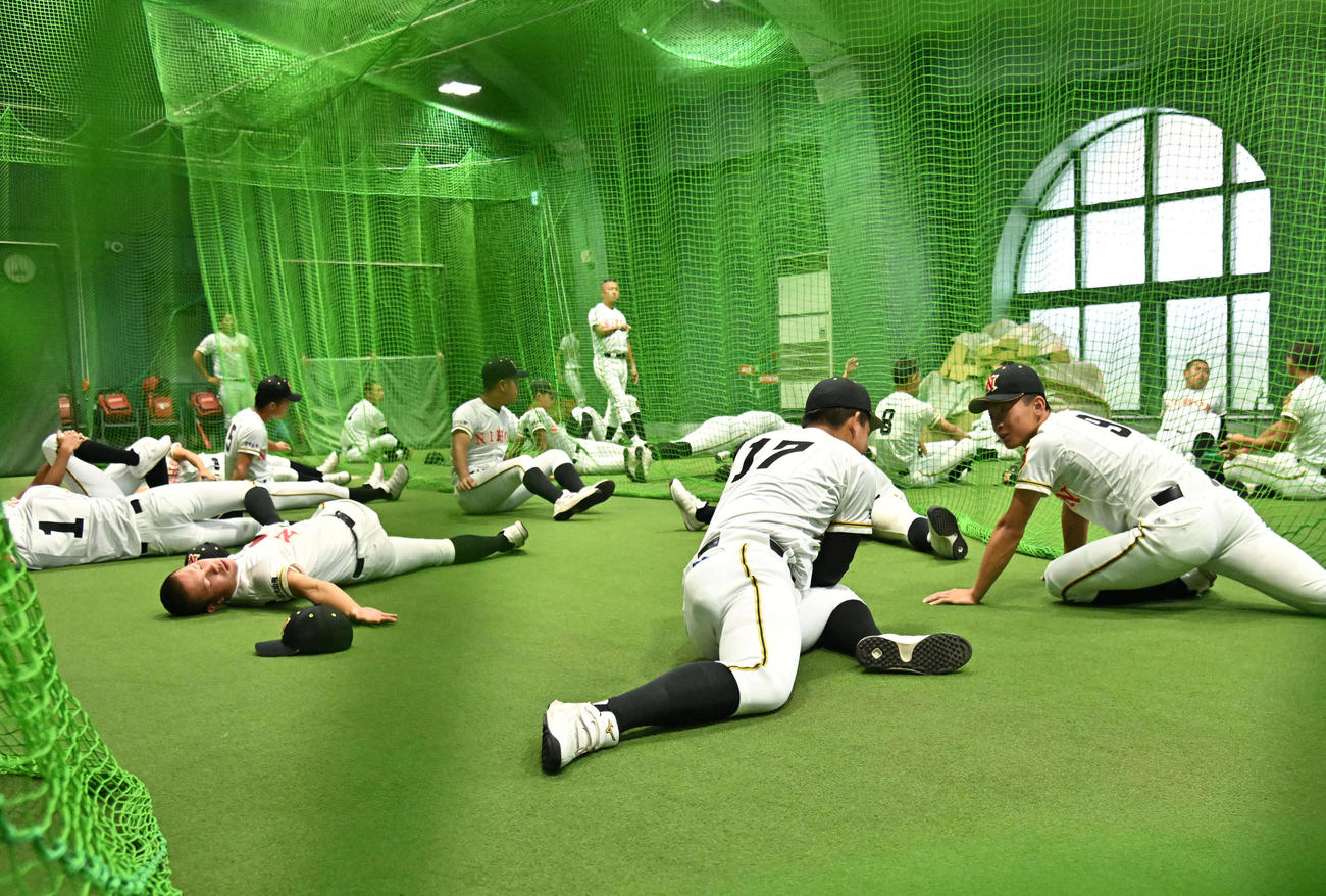 雨天中止のため室内練習を行う日大山形ナイン（撮影・石井愛子）