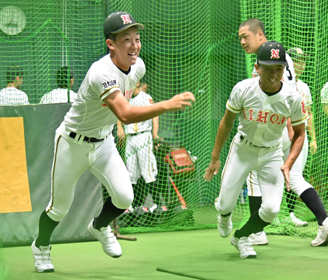 雨天中止のため室内練習を行う日大山形の小林永和（左）、阿部永成（撮影・石井愛子）