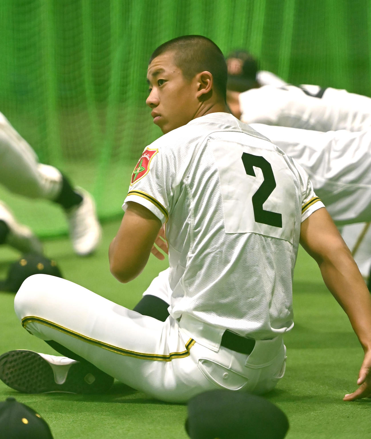 雨天中止のため室内でストレッチをする日大山形の阿部永成（撮影・石井愛子）