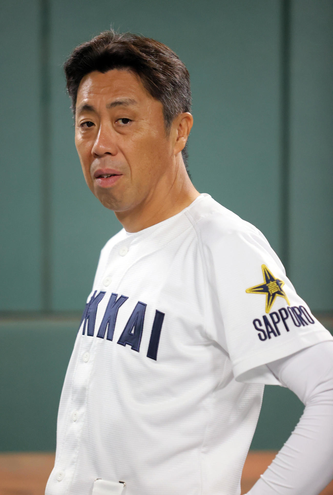 雨天中止となり室内で選手のコンディションを確認する北海の平川監督（撮影・上山淳一）