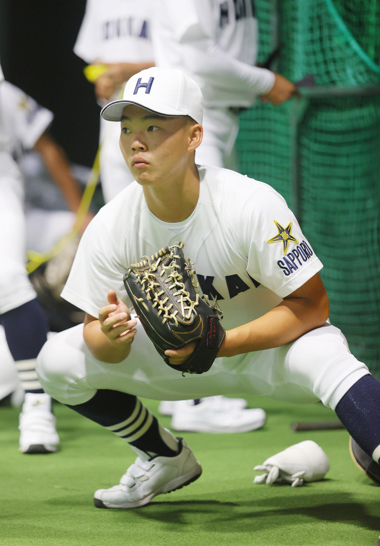 雨天中止となり室内練習する北海の佐藤主将（撮影・上山淳一）