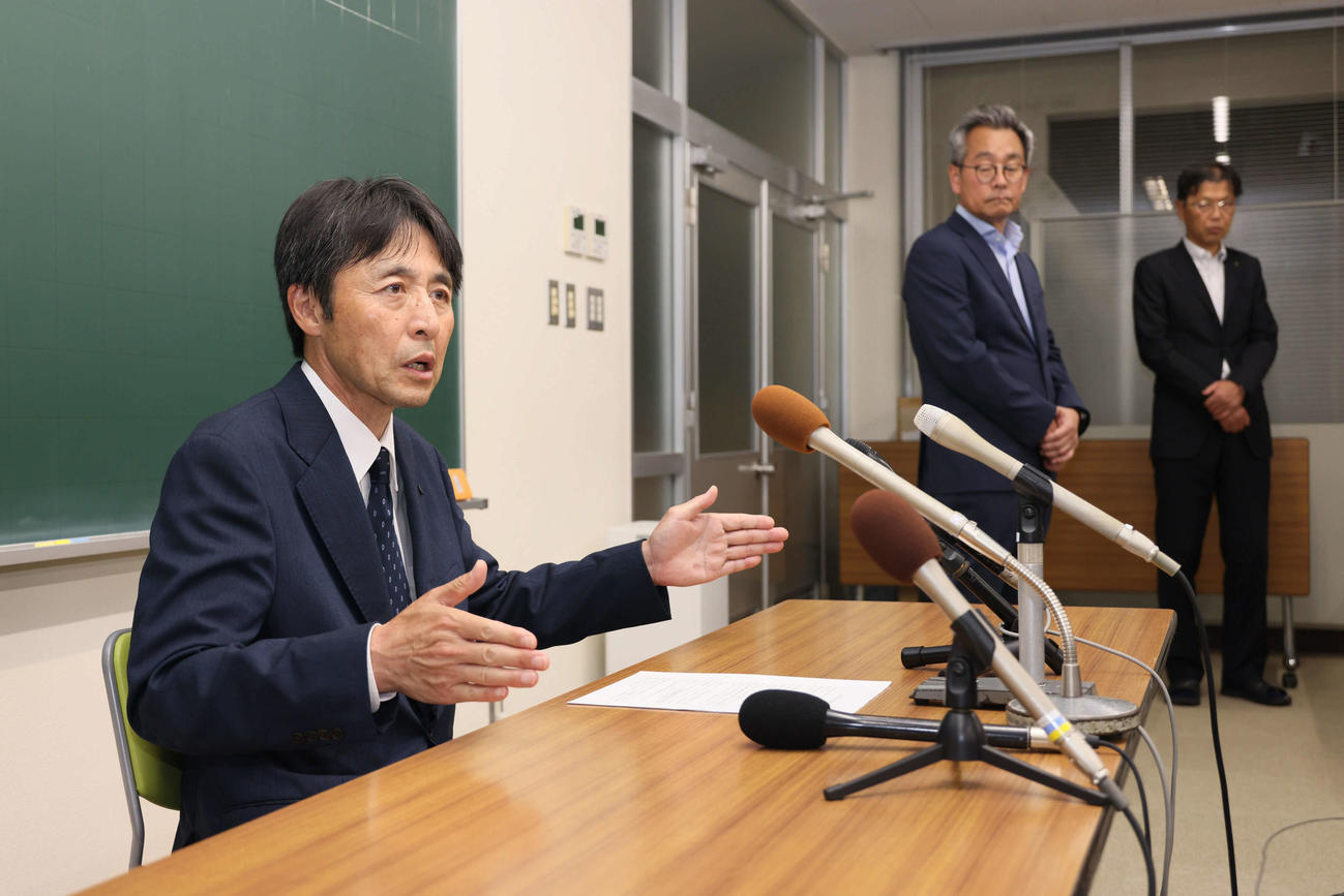 会見する広陵高校の堀正和校長（撮影・加藤孝規）