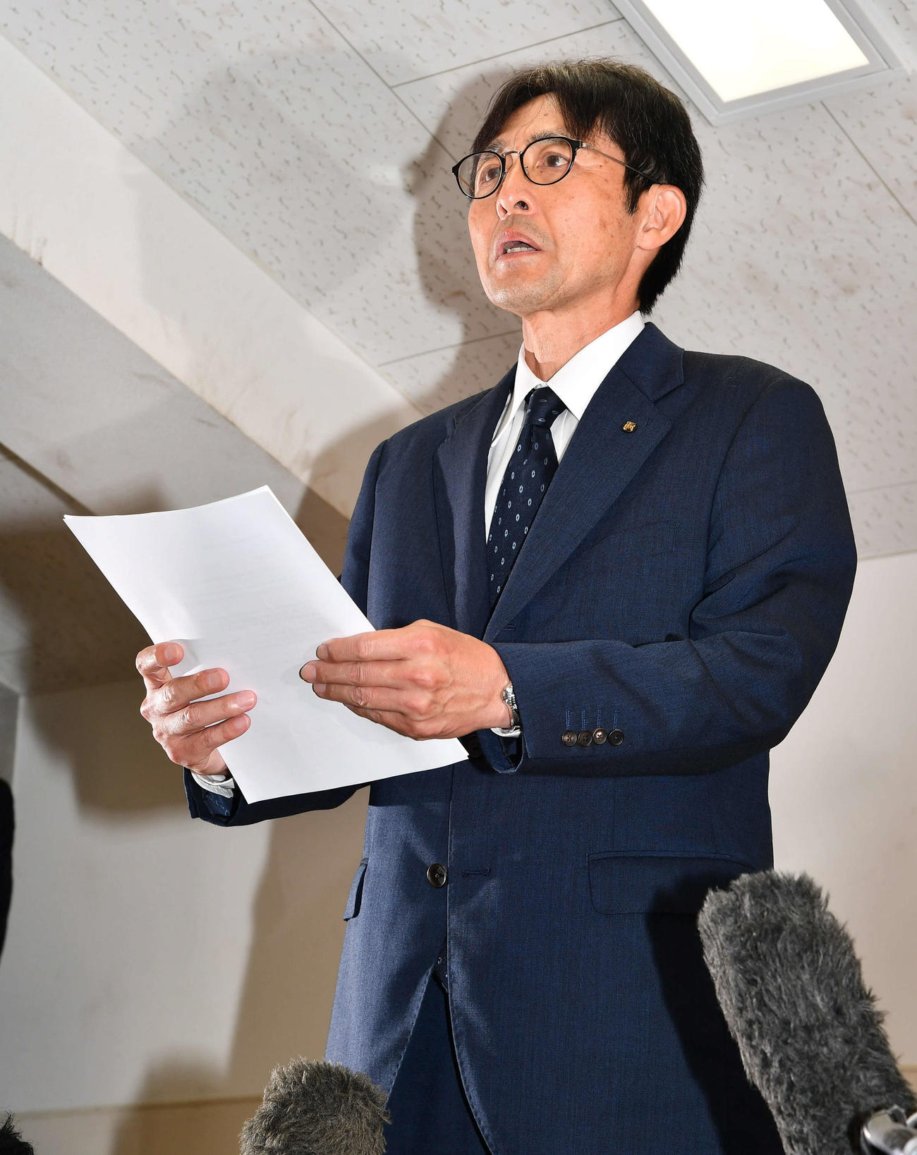 全国高等学校野球選手権大会の出場辞退会見で報道陣に経緯を説明する広陵堀校長（撮影・岩下翔太）