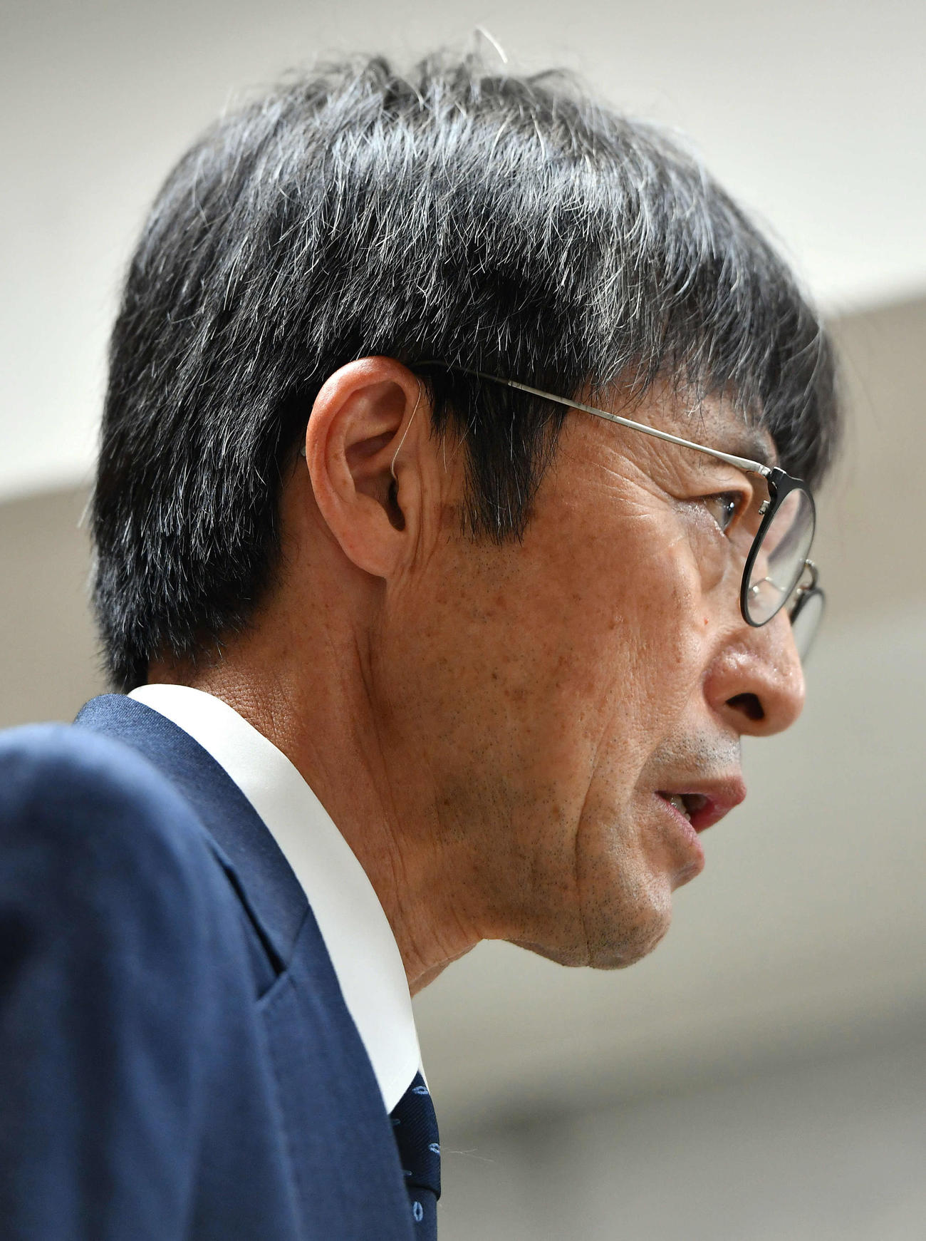 全国高等学校野球選手権大会の出場辞退会見で報道陣に経緯を説明する広陵堀校長（撮影・岩下翔太）