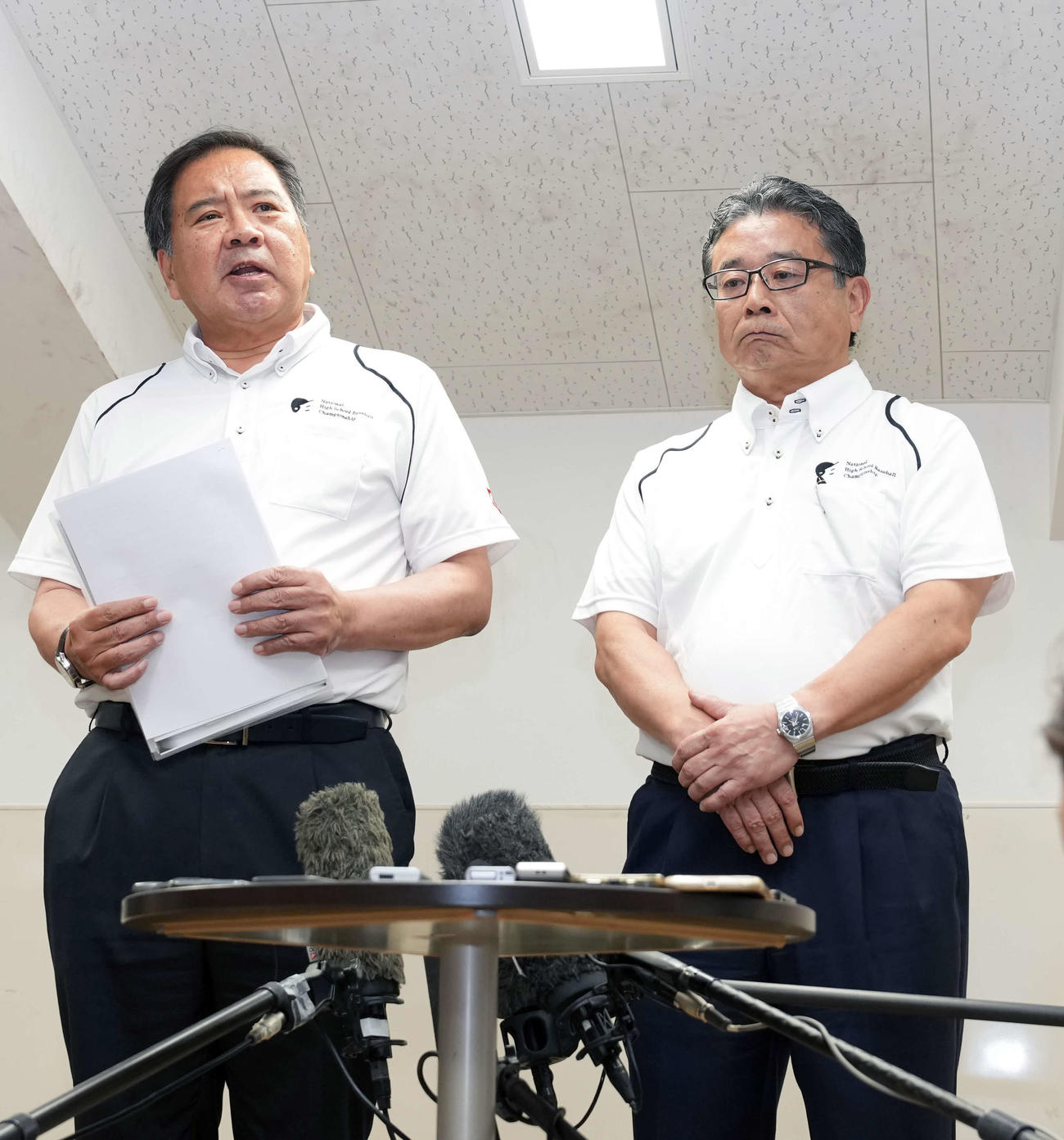 広陵高校の出場辞退を受け会見を開く、大会副会長の宝馨・日本高野連会長（左）と大会会長の角田克・朝日新聞社社長（撮影・小島史椰）