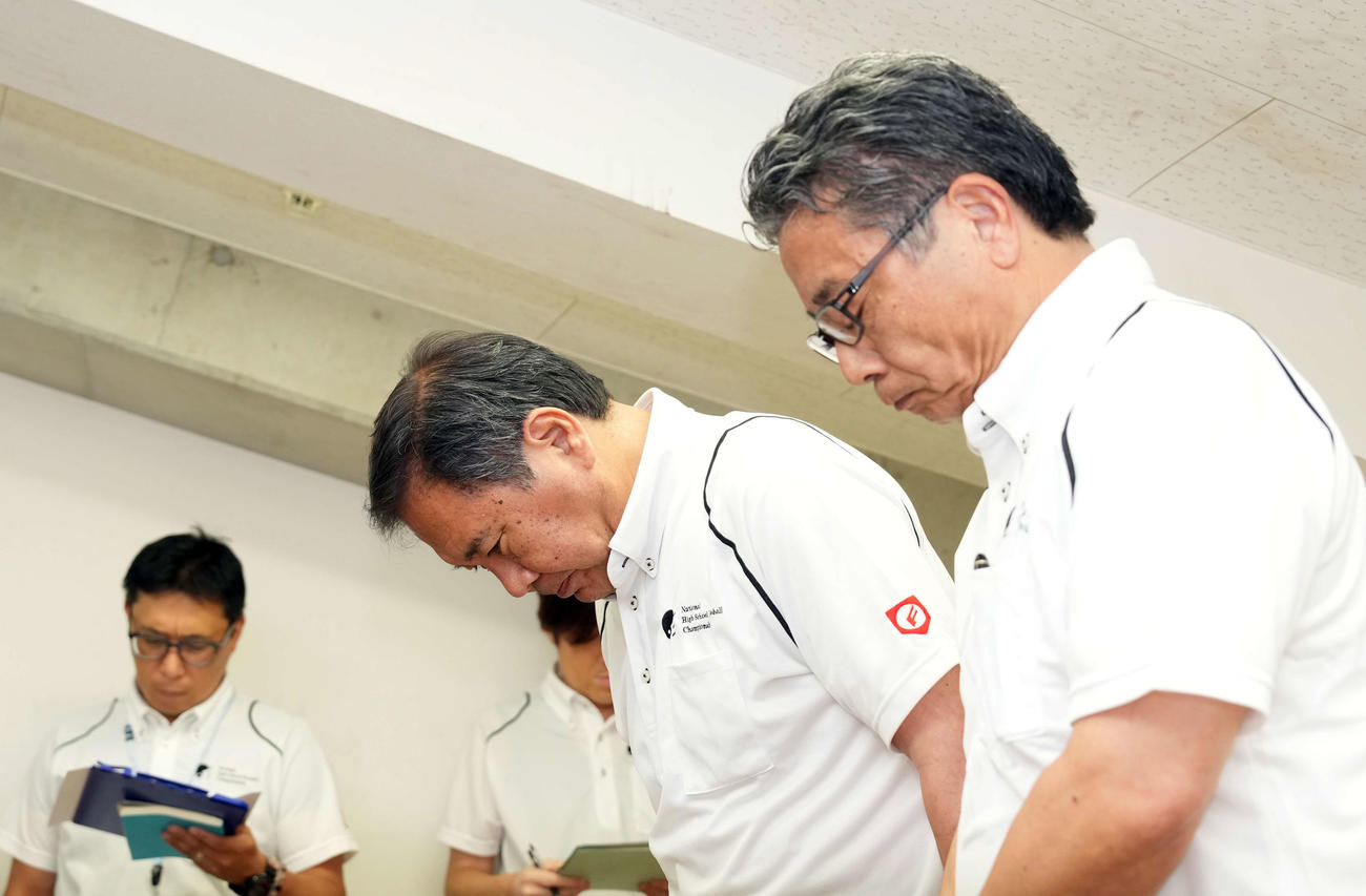 広陵高校の出場辞退を受け会見で頭を下げる、大会副会長の宝馨・日本高野連会長（中央）と大会会長の角田克・朝日新聞社社長（右）（撮影・小島史椰）