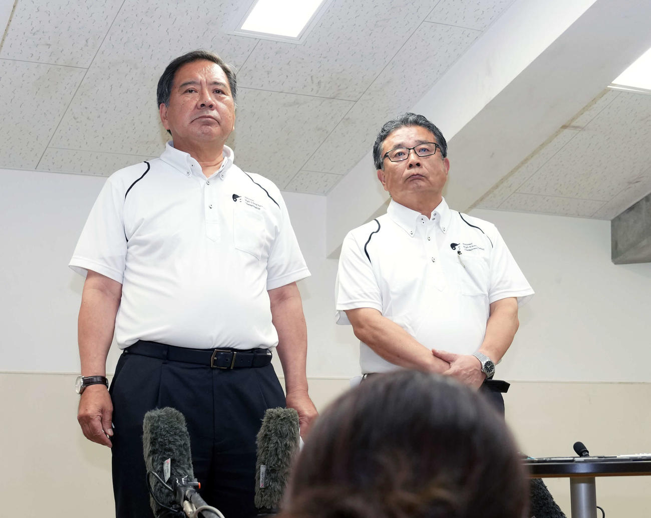 広陵高校の出場辞退を受け会見を開く、大会副会長の宝馨・日本高野連会長（左）と大会会長の角田克・朝日新聞社社長（撮影・小島史椰）