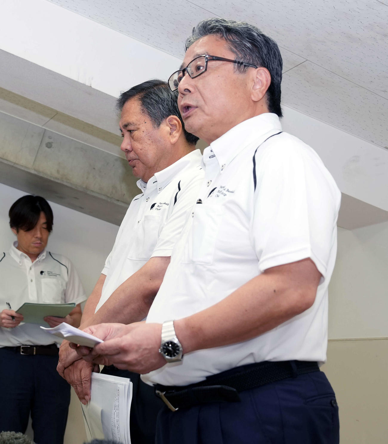 広陵高校の出場辞退を受け会見を開く、大会副会長の宝馨・日本高野連会長（中央）と大会会長の角田克・朝日新聞社社長（右）（撮影・小島史椰）