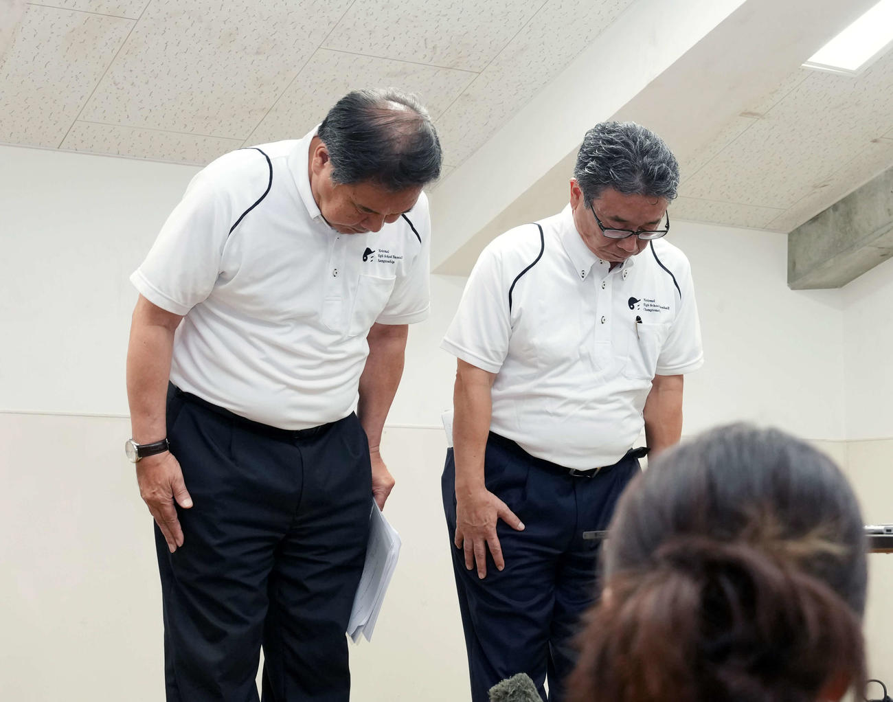 広陵高校の出場辞退を受け会見で頭を下げる、大会副会長の宝馨・日本高野連会長（左）と大会会長の角田克・朝日新聞社社長（撮影・小島史椰）