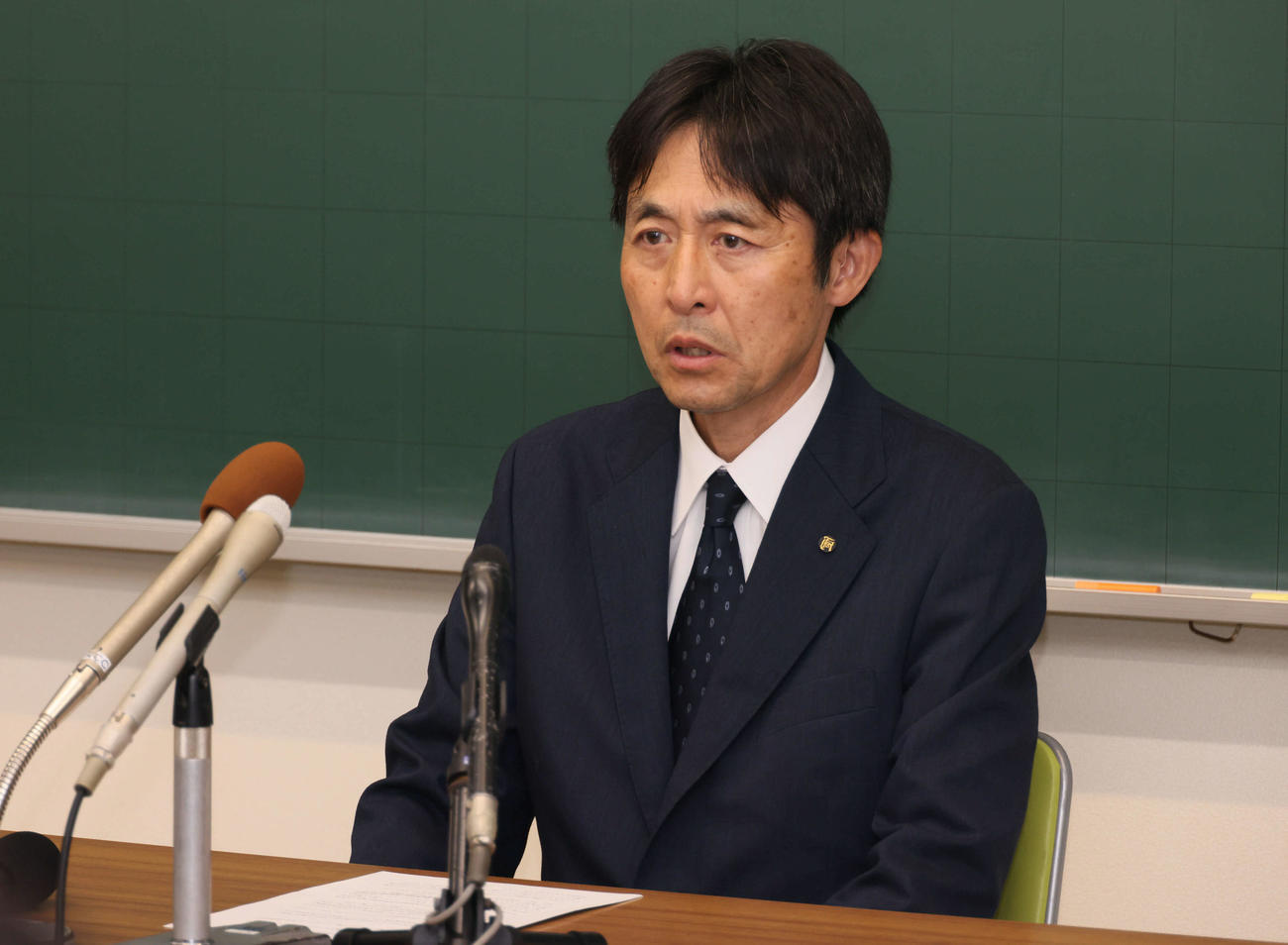 会見する広陵高校の堀正和校長（撮影・加藤孝規）