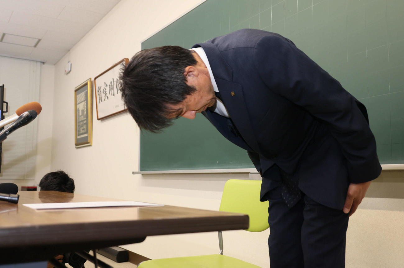 会見の冒頭、頭を下げる広陵高校の堀正和校長（撮影・加藤孝規）