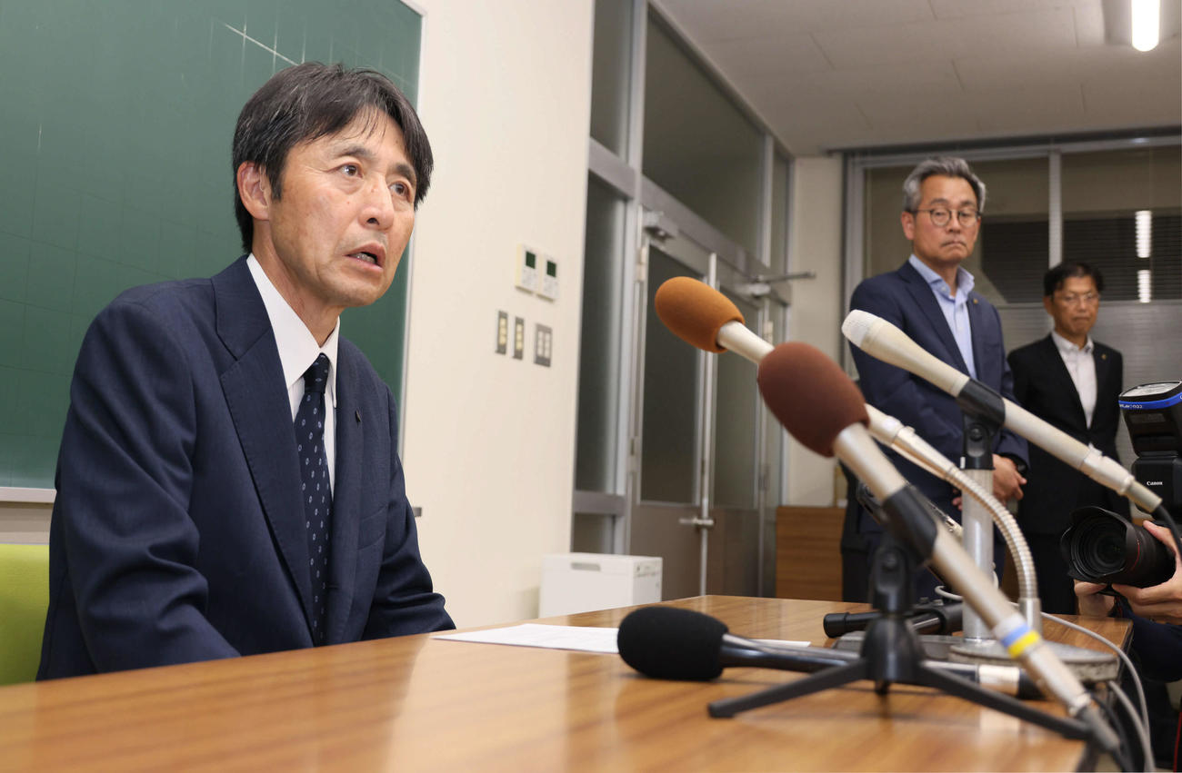 会見する広陵高校の堀正和校長（撮影・加藤孝規）
