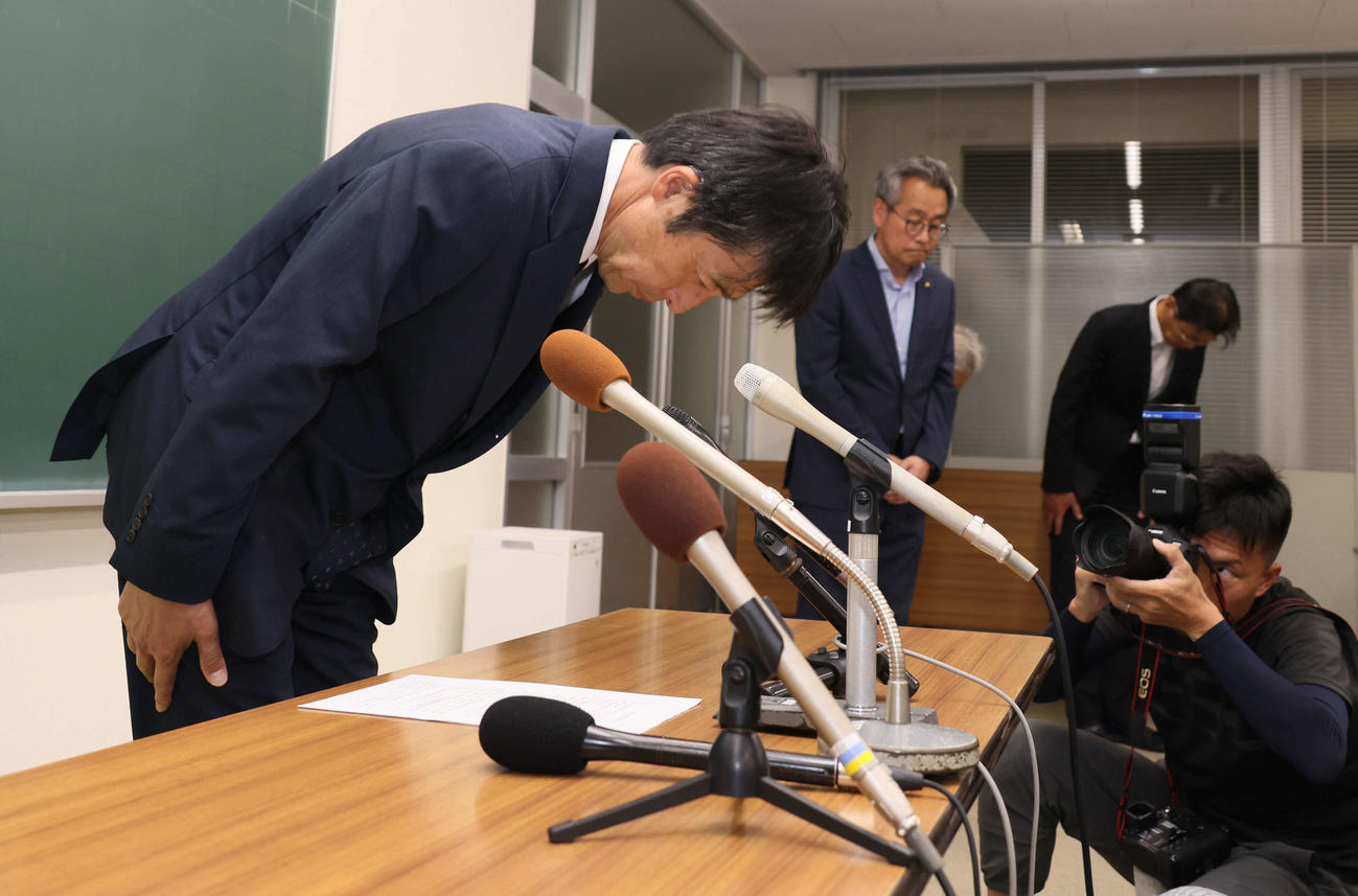 会見終了時、頭を下げる広陵高校の堀正和校長（撮影・加藤孝規）