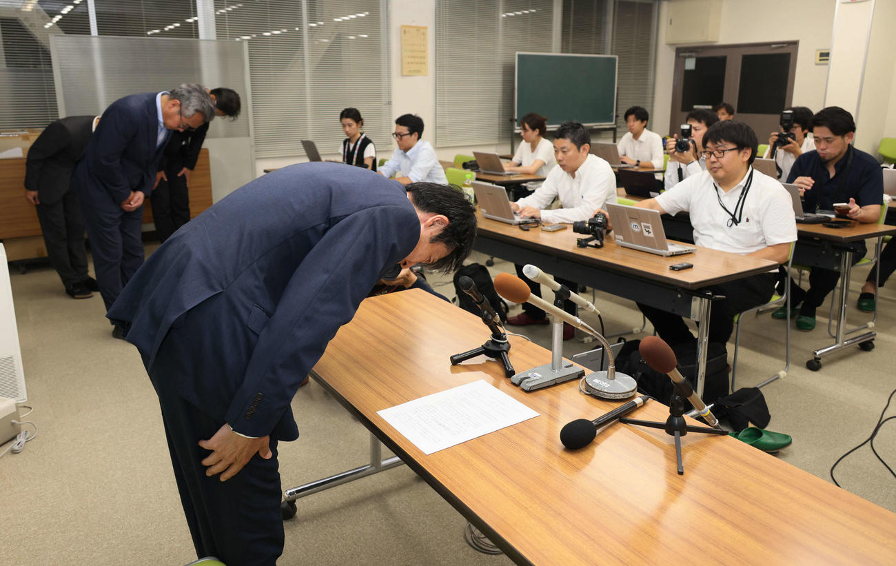 会見終了時、頭を下げる広陵高校の堀正和校長（撮影・加藤孝規）