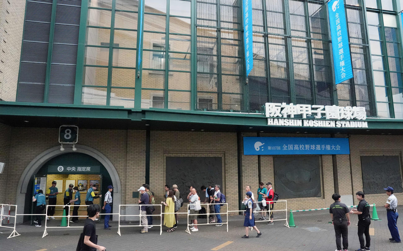 第6試合が行われ多くのファンが足を運ぶ甲子園球場（撮影・小島史椰）