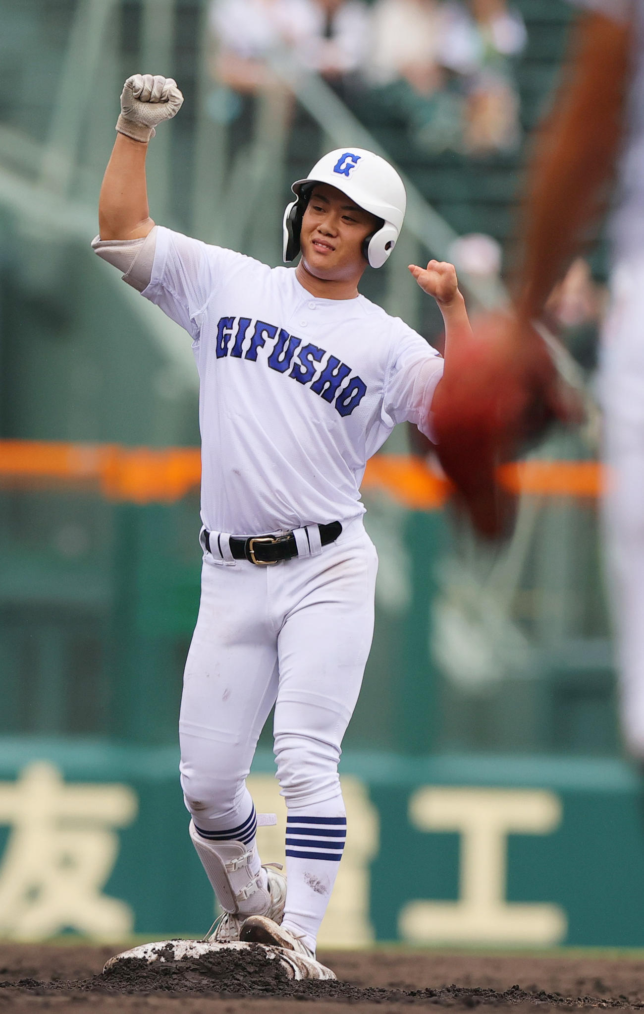 日大山形対県岐阜商　5回裏県岐阜商2死二塁、横山は右適時打を放ちベンチに向かってガッツポーズする（撮影・上山淳一）