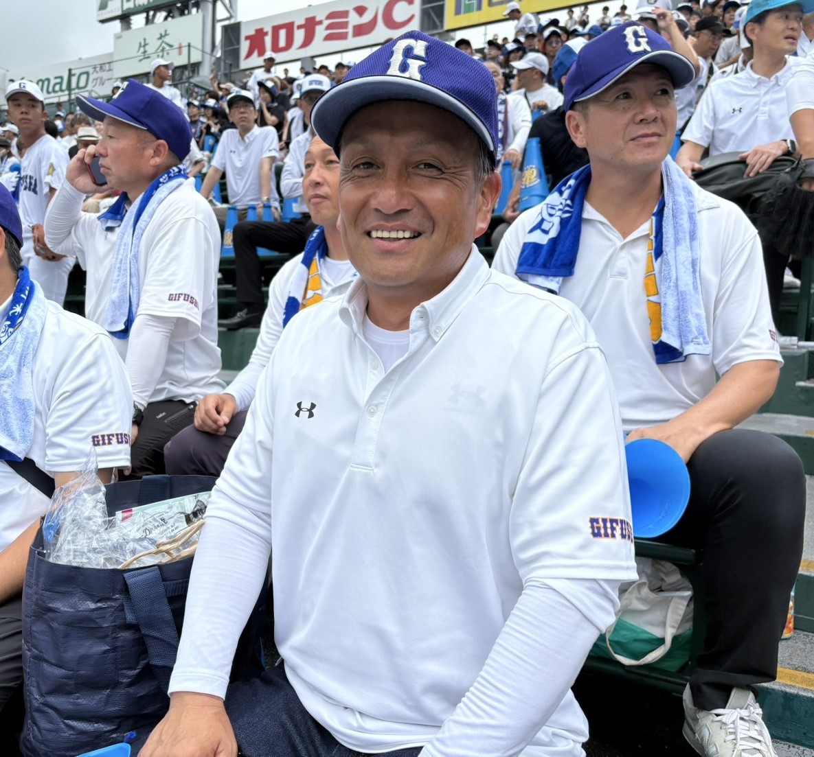 県岐阜商対日大山形　県岐阜商の横山温大の父直樹さんがスタンドで笑顔を見せる（撮影・林亮佑）