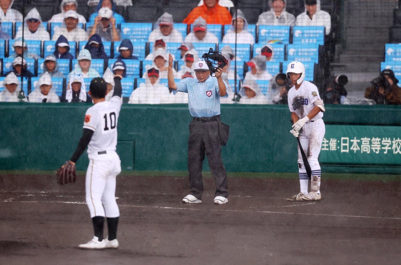 日大山形対県岐阜商　6回裏県岐阜商無死、球審によって降雨中断が宣告された（撮影・加藤哉）