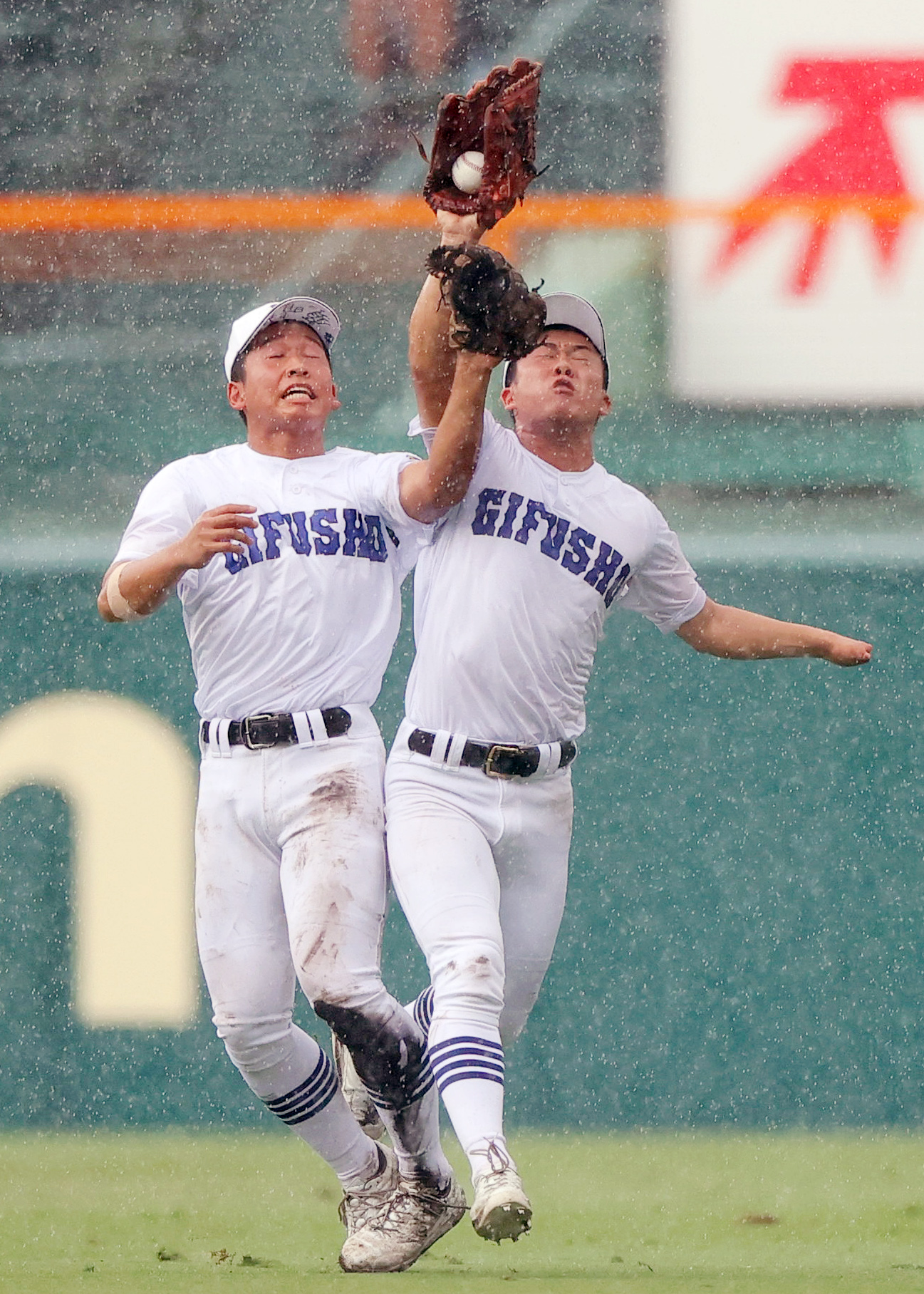 日大山形対県岐阜商　6回表日大山形2死二塁、右翼手横山（右）は岩下の右飛を二塁手駒瀬と交錯しながら好捕する（撮影・上山淳一）