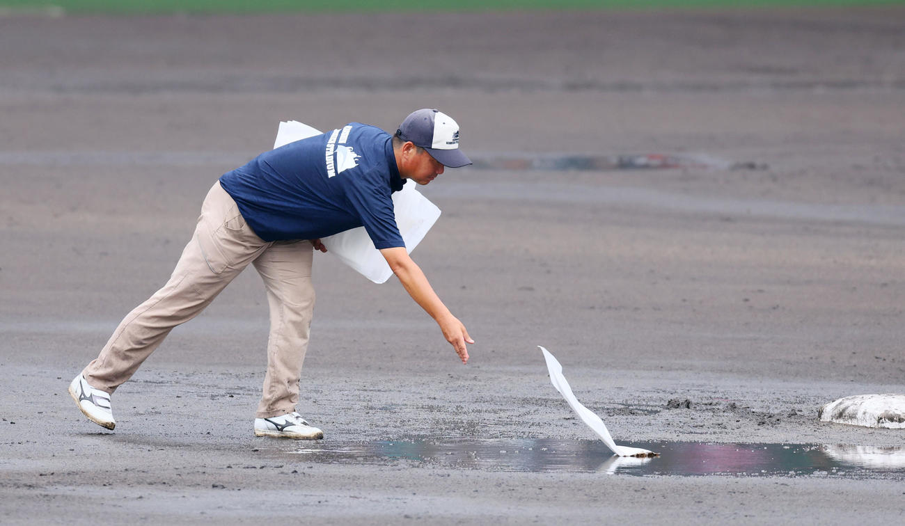 日大山形対県岐阜商　6回裏県岐阜商無死、降雨中断していたがグラウンドに吸水シートを置いて試合再開に向けて動き出す阪神園芸の係員（撮影・加藤哉）