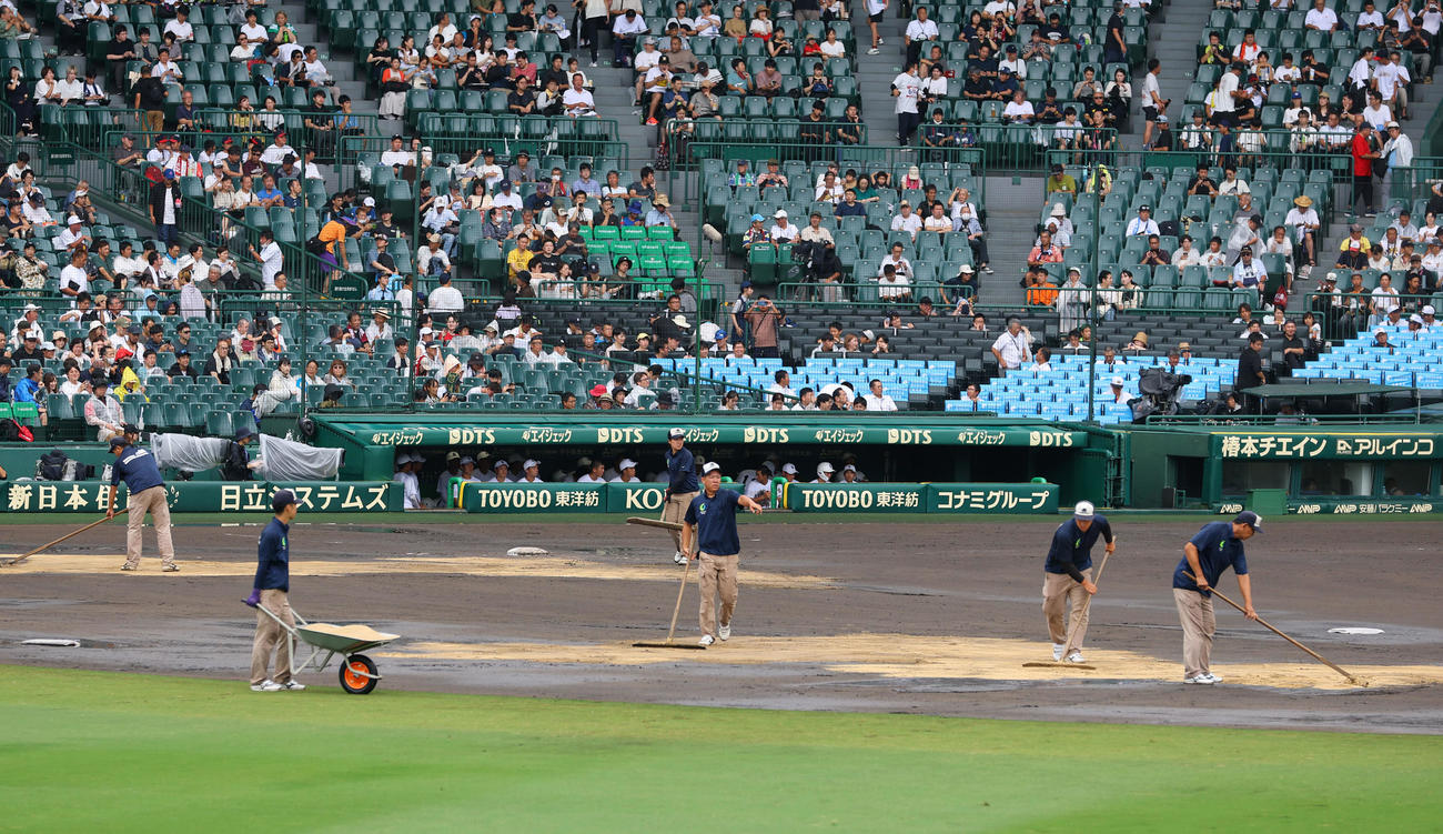 日大山形対県岐阜商　6回裏県岐阜商無死、降雨中断していたがグラウンドに土を入れ試合再開に向けて動き出す阪神園芸の職員（撮影・加藤哉）