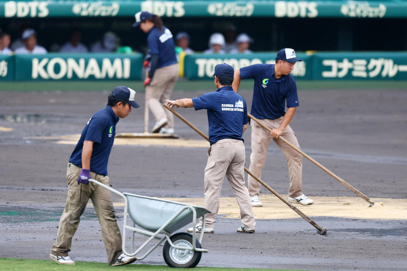 日大山形対県岐阜商　6回裏県岐阜商無死、降雨中断していたがグラウンドに土を入れ試合再開に向けて動き出す阪神園芸の職員（撮影・加藤哉）