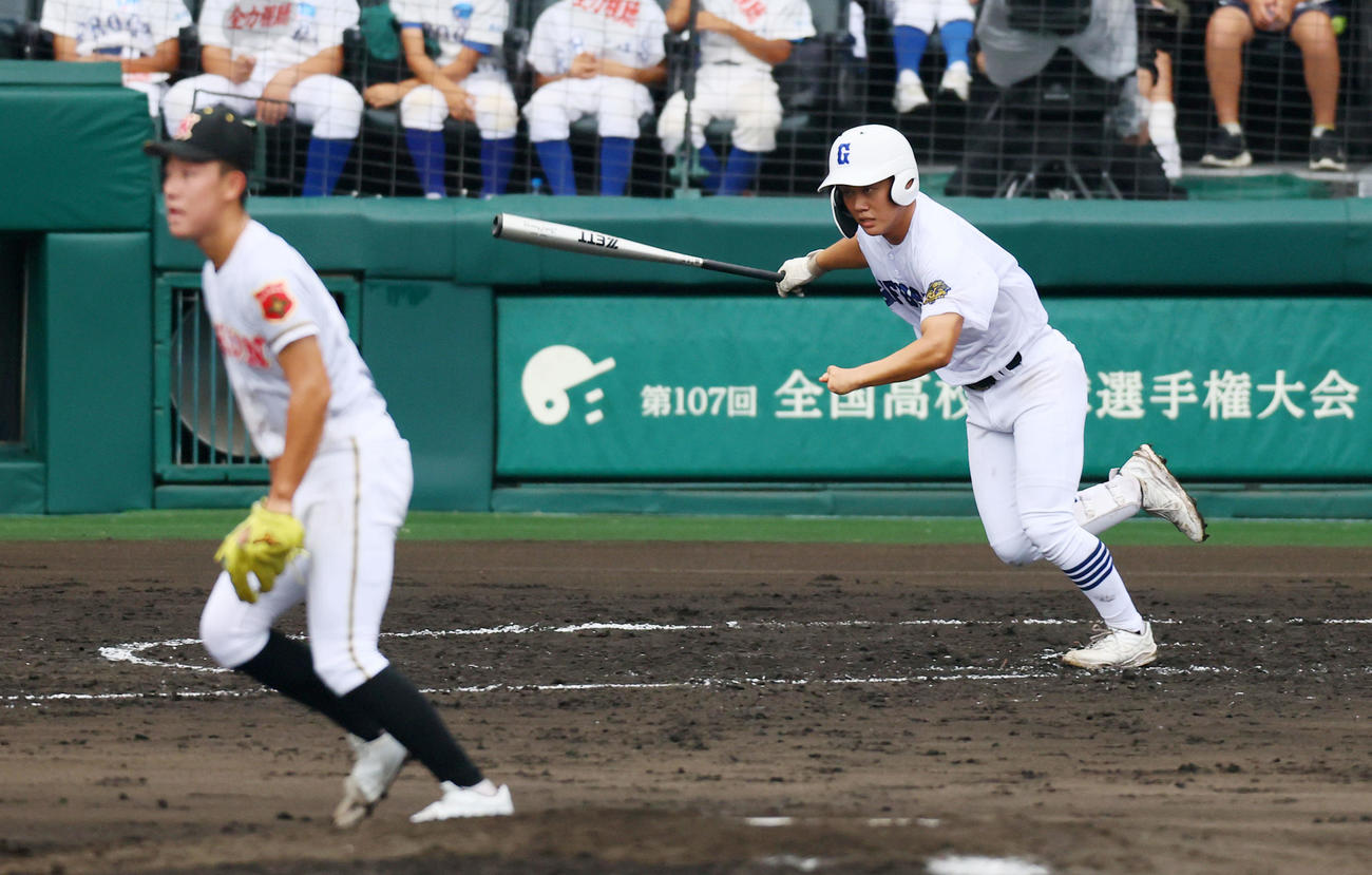 日大山形対県岐阜商　5回裏県岐阜商1死二塁、横山は右前打適時打を放ち同点とする。投手小林（撮影・加藤哉）