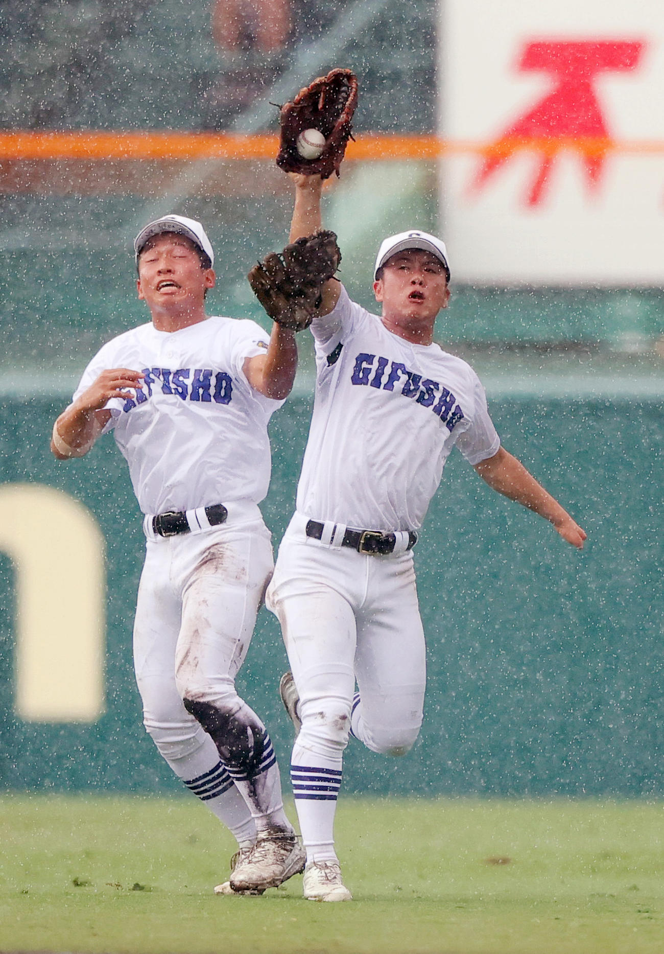 日大山形対県岐阜商　6回表日大山形2死二塁、右翼手横山（右）は岩下の右飛を二塁手駒瀬と交錯しながら好捕する（撮影・上山淳一）