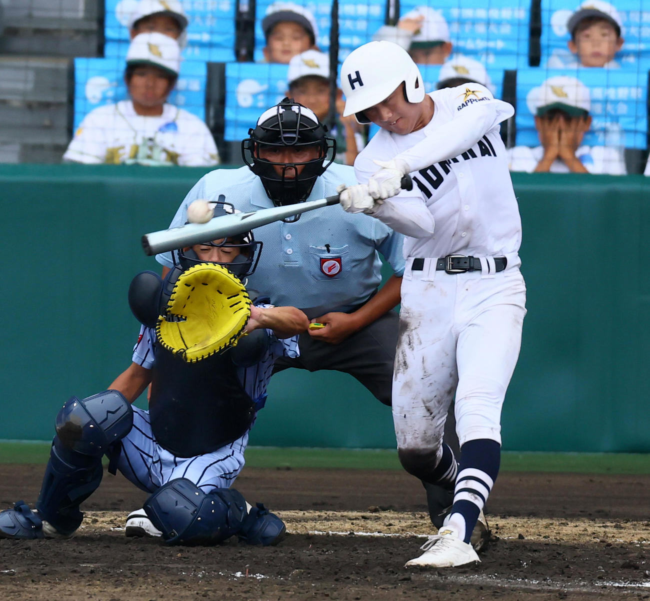 東海大熊本星翔対北海　5回裏北海無死一塁、小野は左越え適時二塁打を放つ（撮影・加藤哉）
