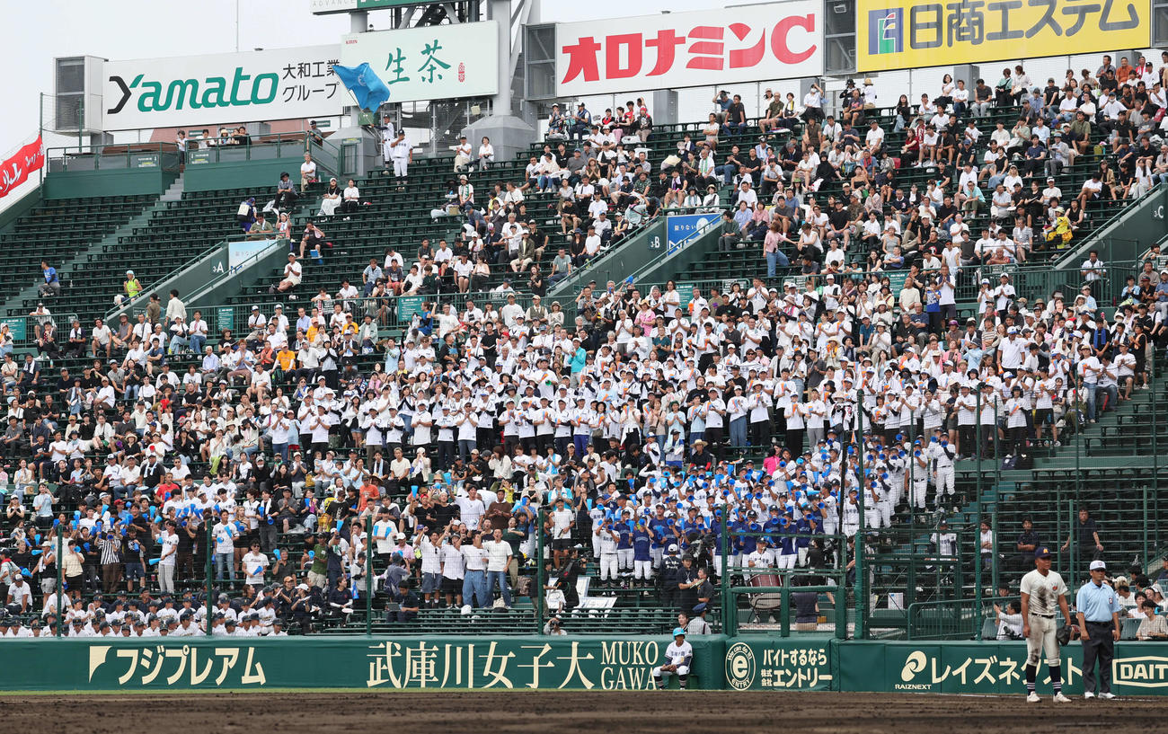高川学園対未来富山　4回表途中に到着した高川学園応援団は5回以降元気に応援（撮影・西尾就之）