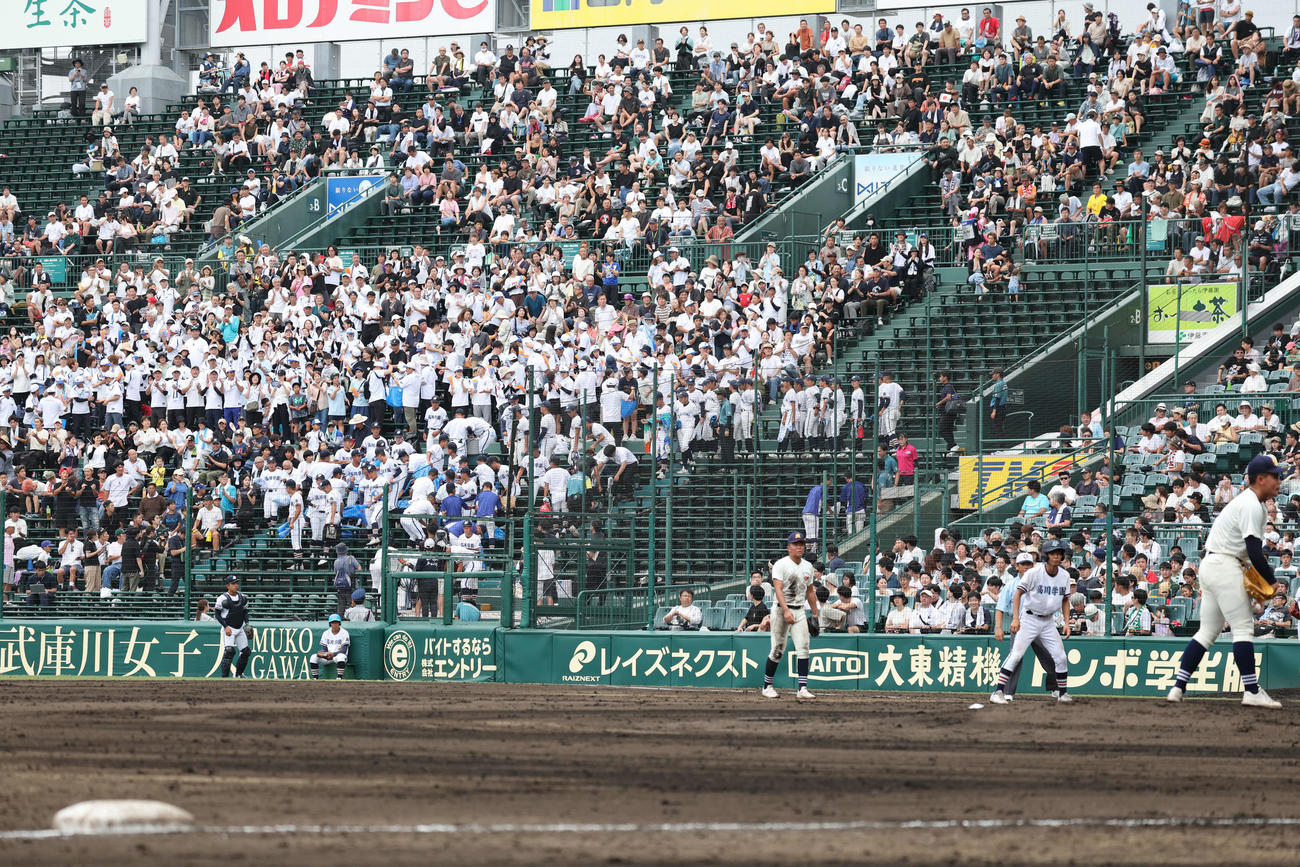 高川学園対未来富山　4回表、高川学園の攻撃中に一部応援団が到着（撮影・西尾就之）