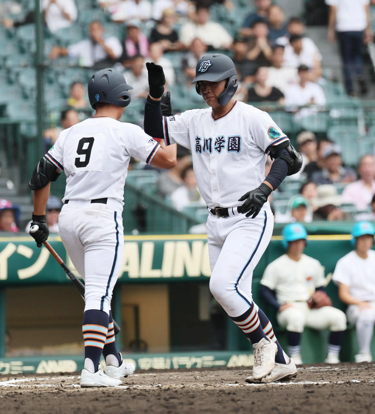 高川学園対未来富山　2回表高川学園無死、遠矢は左越え本塁打を放つ（撮影・宮崎幸一)