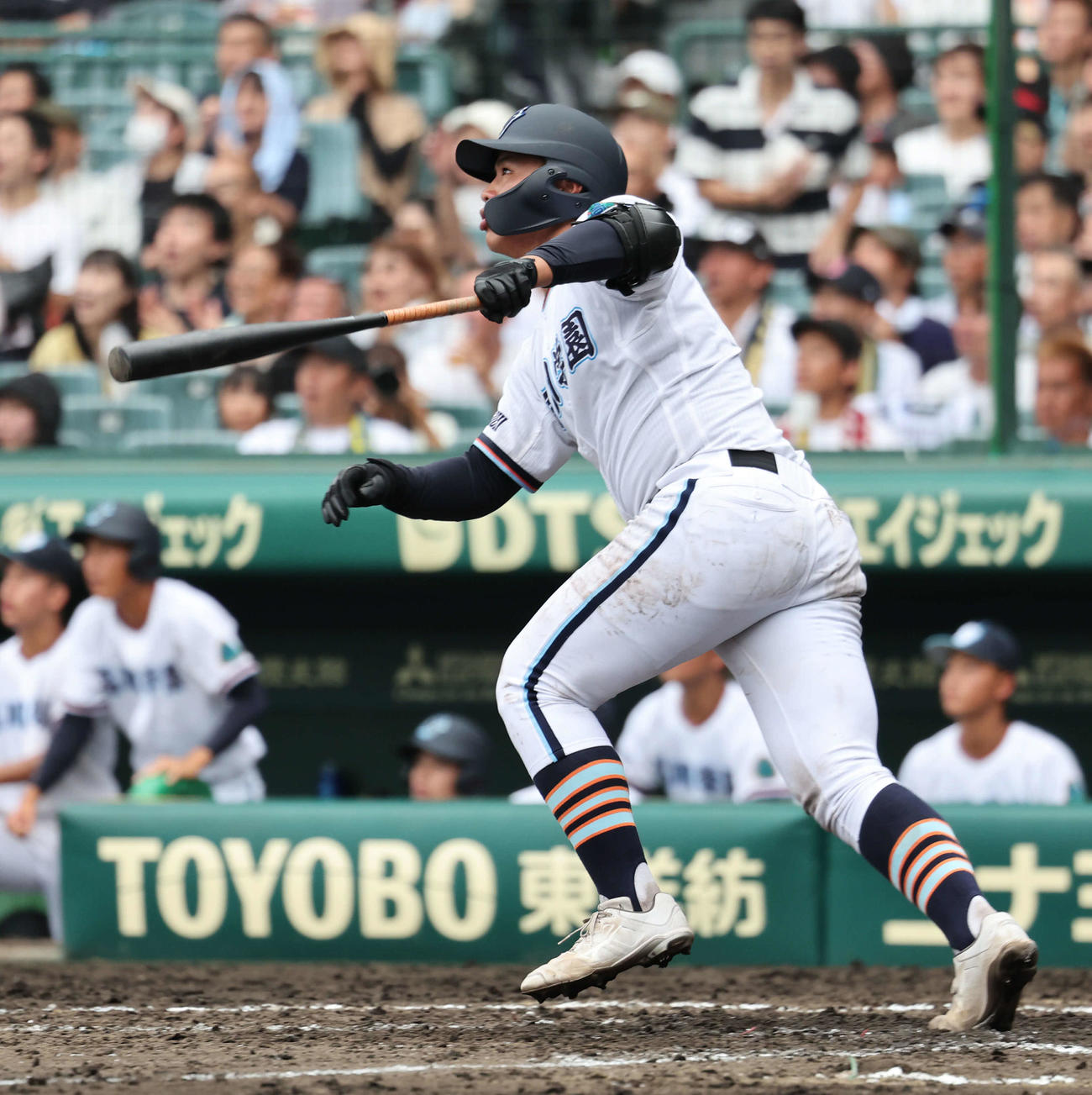 高川学園対未来富山　4回表高川学園2死満塁、応援団が応援を開始した最初の打者遠矢は中越えに走者一掃の適時二塁打を放つ（撮影・西尾就之）