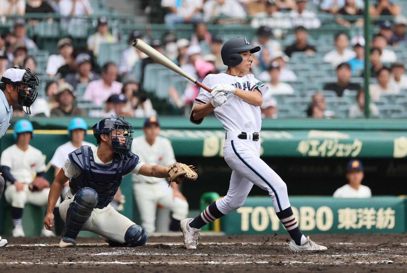 高川学園対未来富山　2回表高川学園2死満塁、若藤は右翼に逆転2点適時打を放つ（撮影・宮崎幸一)