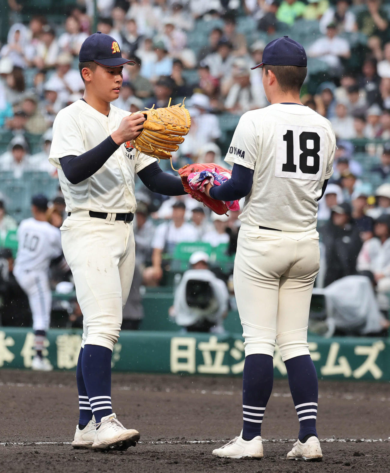 高川学園対未来富山　6回裏高川学園1死二塁、遠矢に適時二塁打を許した江藤（左）は降板、グローブを外野手用に替える（撮影・西尾就之）