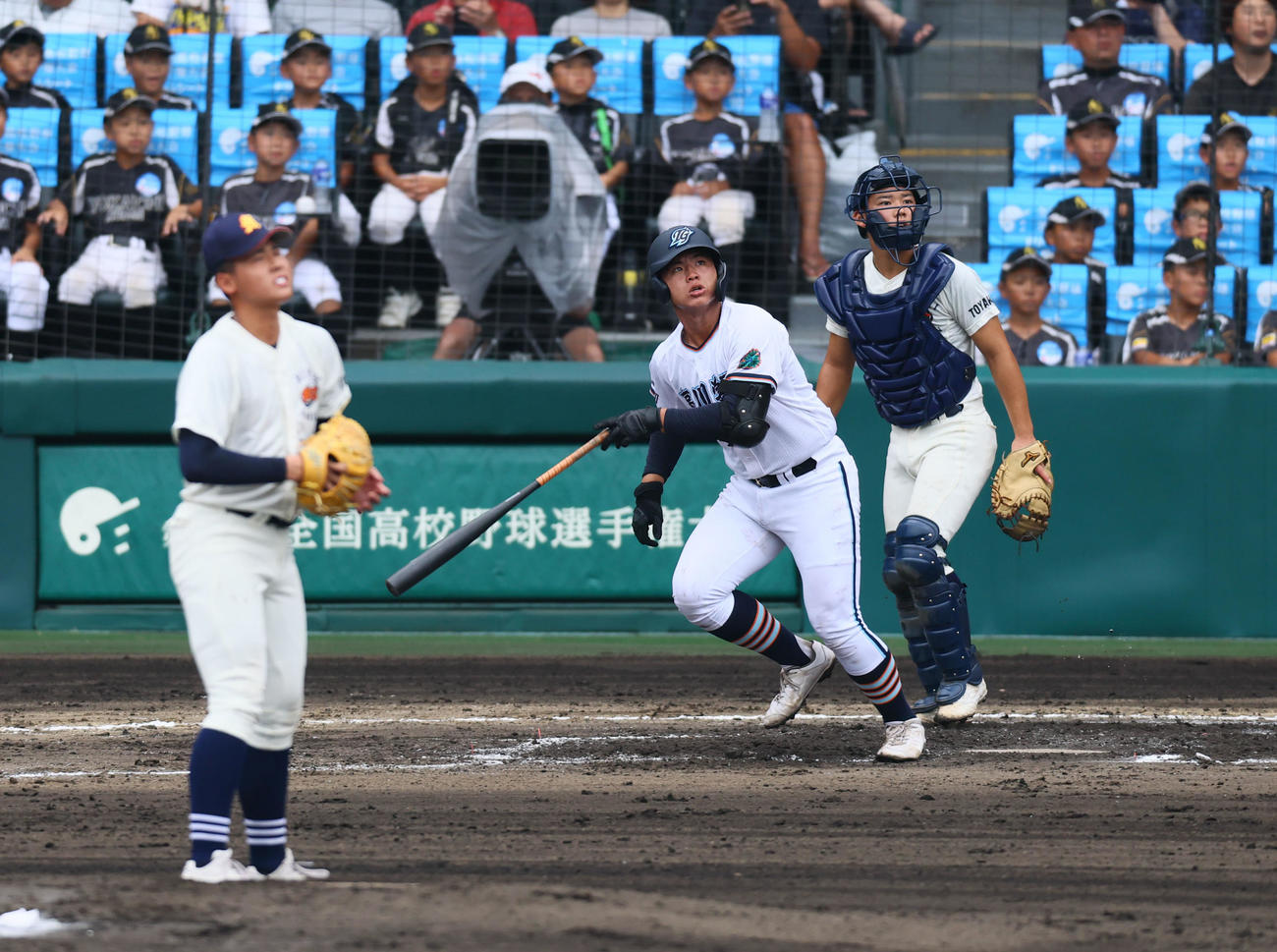 高川学園対未来富山　2回表高川学園無死、遠矢は右越えに本塁打を放つ。投手江藤（撮影・藤尾明華）