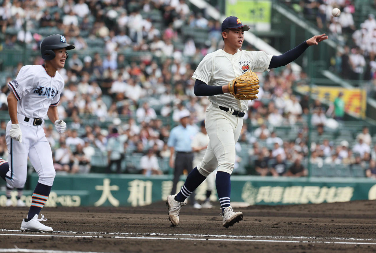 高川学園対未来富山　2回表高川学園無死一塁、江藤蓮は中島遥真のバントを処理する（撮影・宮崎幸一)