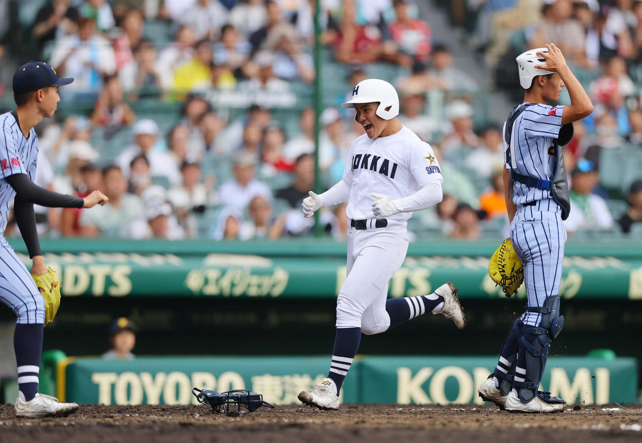 東海大熊本星翔対北海　5回裏北海無死一塁、一走浅水（中央）は小野の左適時二塁打で生還する（撮影・上山淳一）